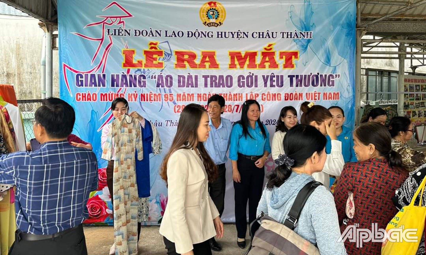 LĐLĐ huyện Châu Thành ra mắt gian hàng “Áo dài trao gửi yêu thương”.