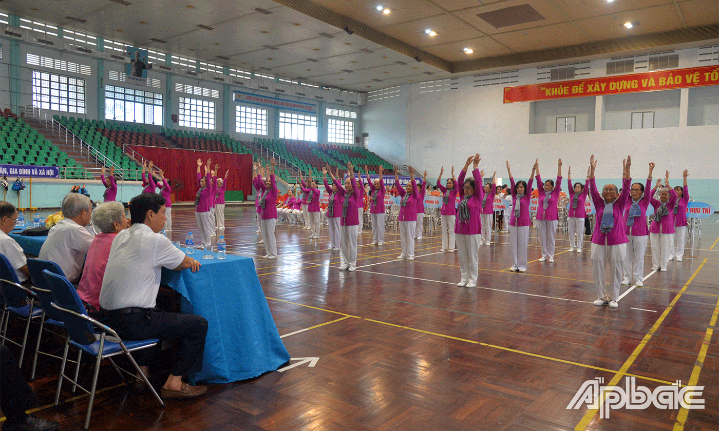 Trình diễn thể dục dưỡng sinh.