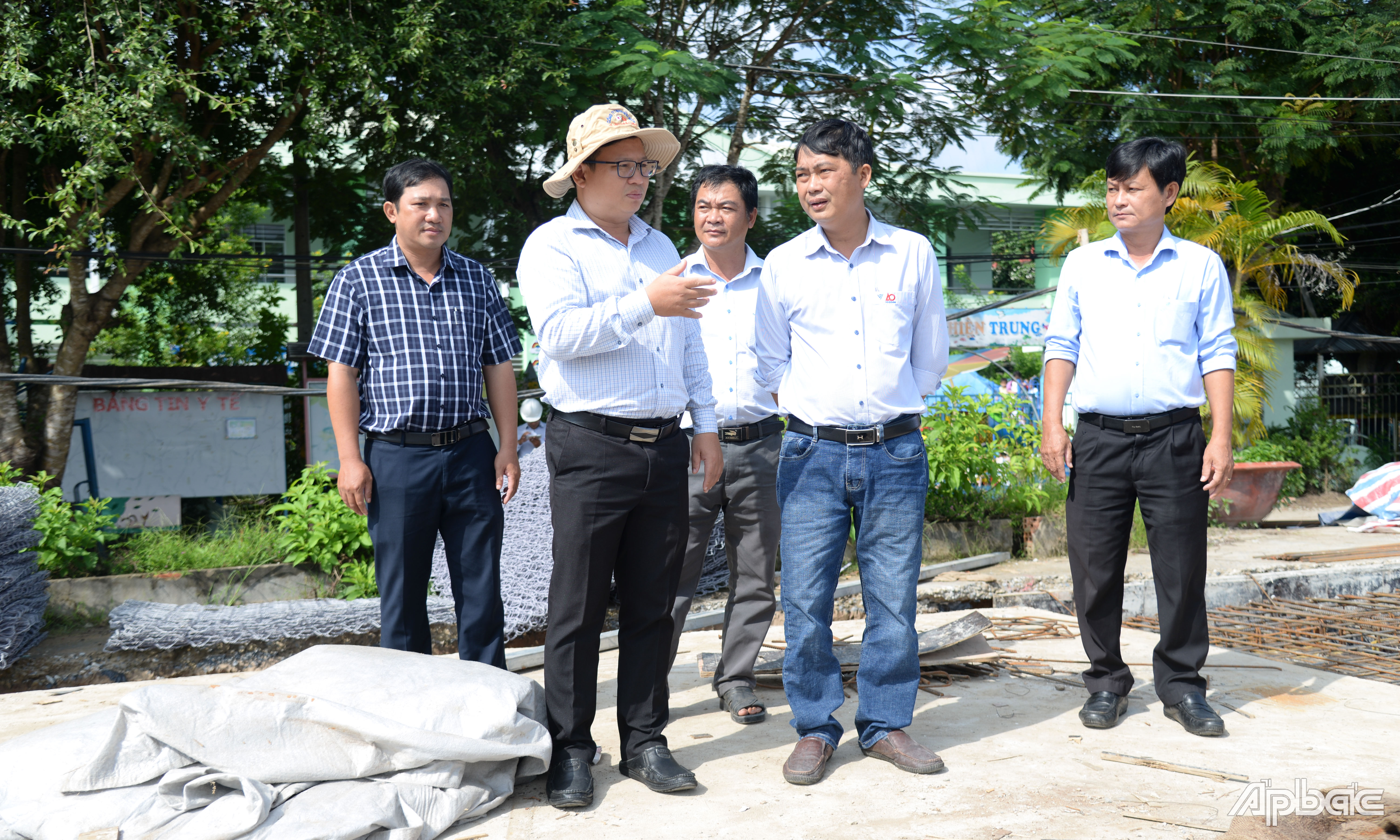 Giám đốc Ban Quản lý dự án Nguyễn Đàm Thanh Tuyến kiểm tra tiến độ gói thầu.