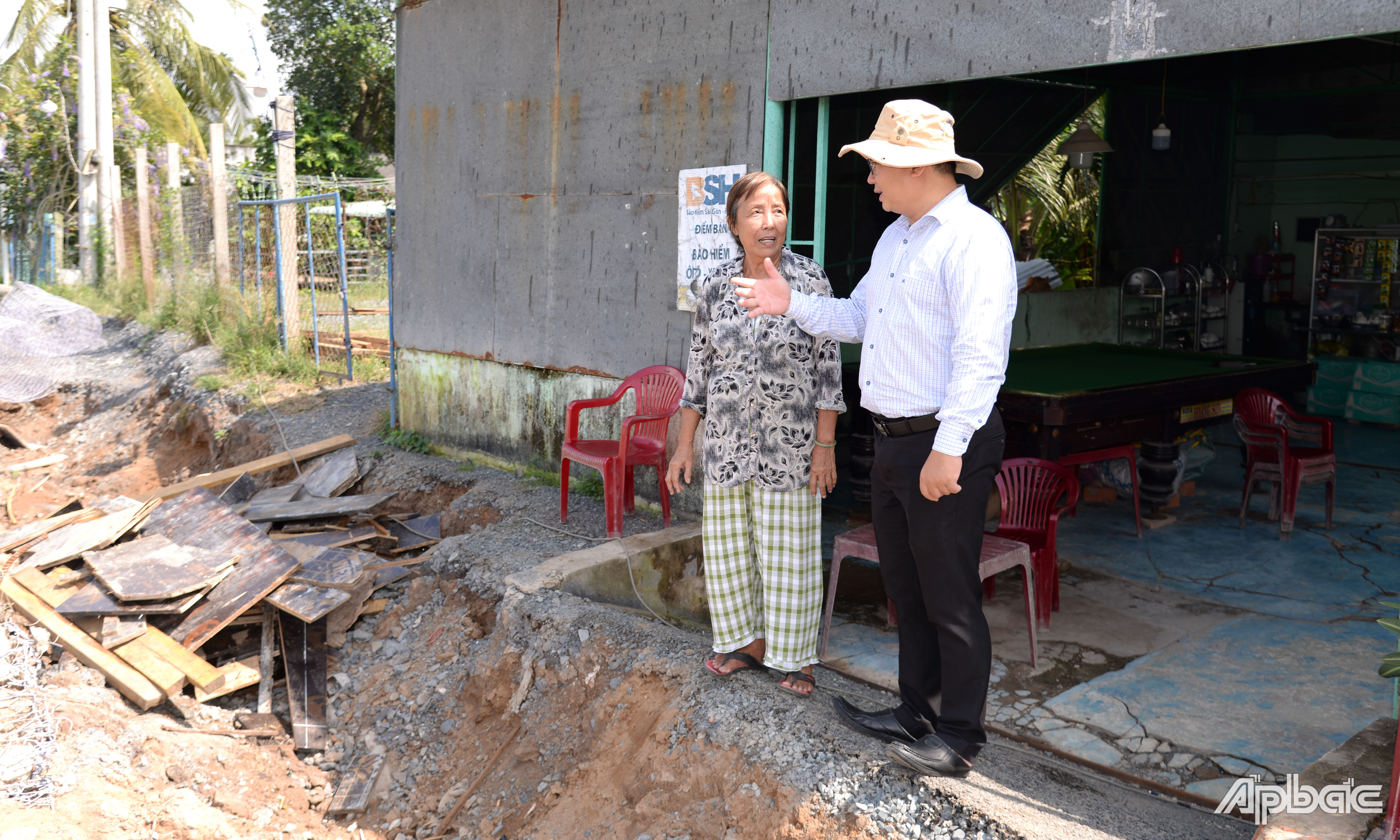 Đồng chí Nguyễn Đàm Thanh Tuyến trao đổi với người dân bị ảnh hưởng bởi sạt lở dọc theo kinh 28.