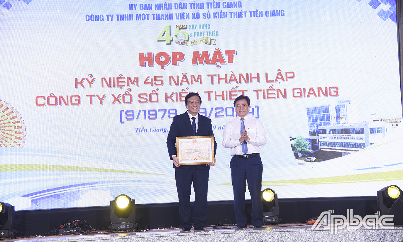 Đồng chí Trần Văn Dũng thay mặt Chủ tịch UBND tỉnh tặng Bằng khen đại diện lãnh đạo Công ty XSKT Tiền Giang