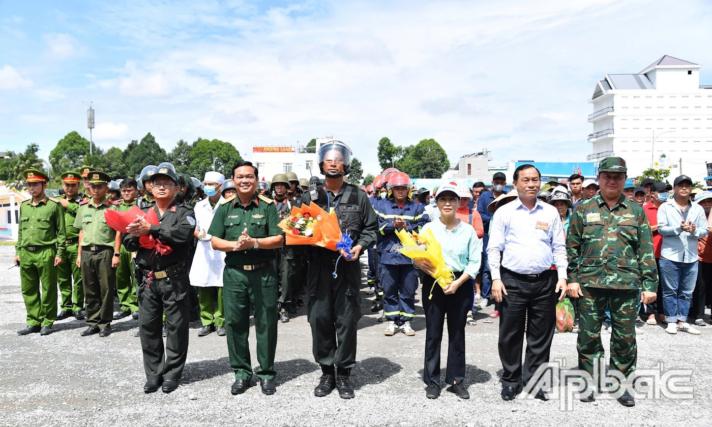 Lãnh đạo tỉnh Tiền Giang và lãnh đạo Thị ủy Cai Lậy tặng hoa động viên lực lượng Công an hoàn thành nhiệm vụ thực binh.