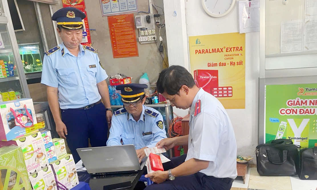 Lực lượng chức năng kiểm tra tại nhà thuốc.