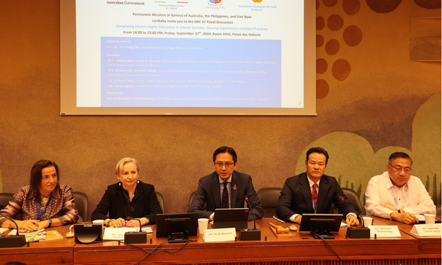 Deputy Minister of Foreign Affairs Do Hung Viet (C) at the international seminar in Geneva on September 27. (Photo: VNA).
