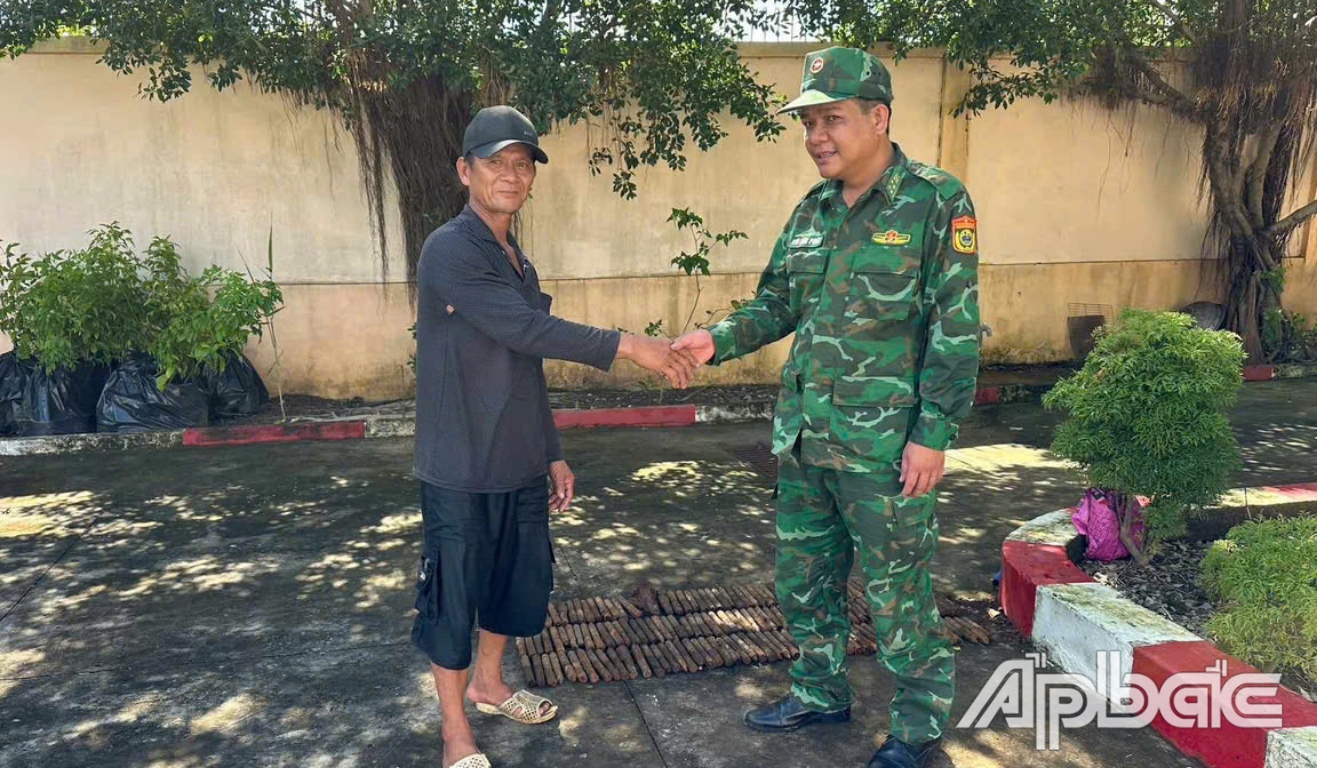 Lực lượng BĐBP Tiền Giang tuyên truyền, vận động ông Trần Văn Thanh tiếp tục giao nộp khi phát hiện vũ khí, vật liệu nổ.