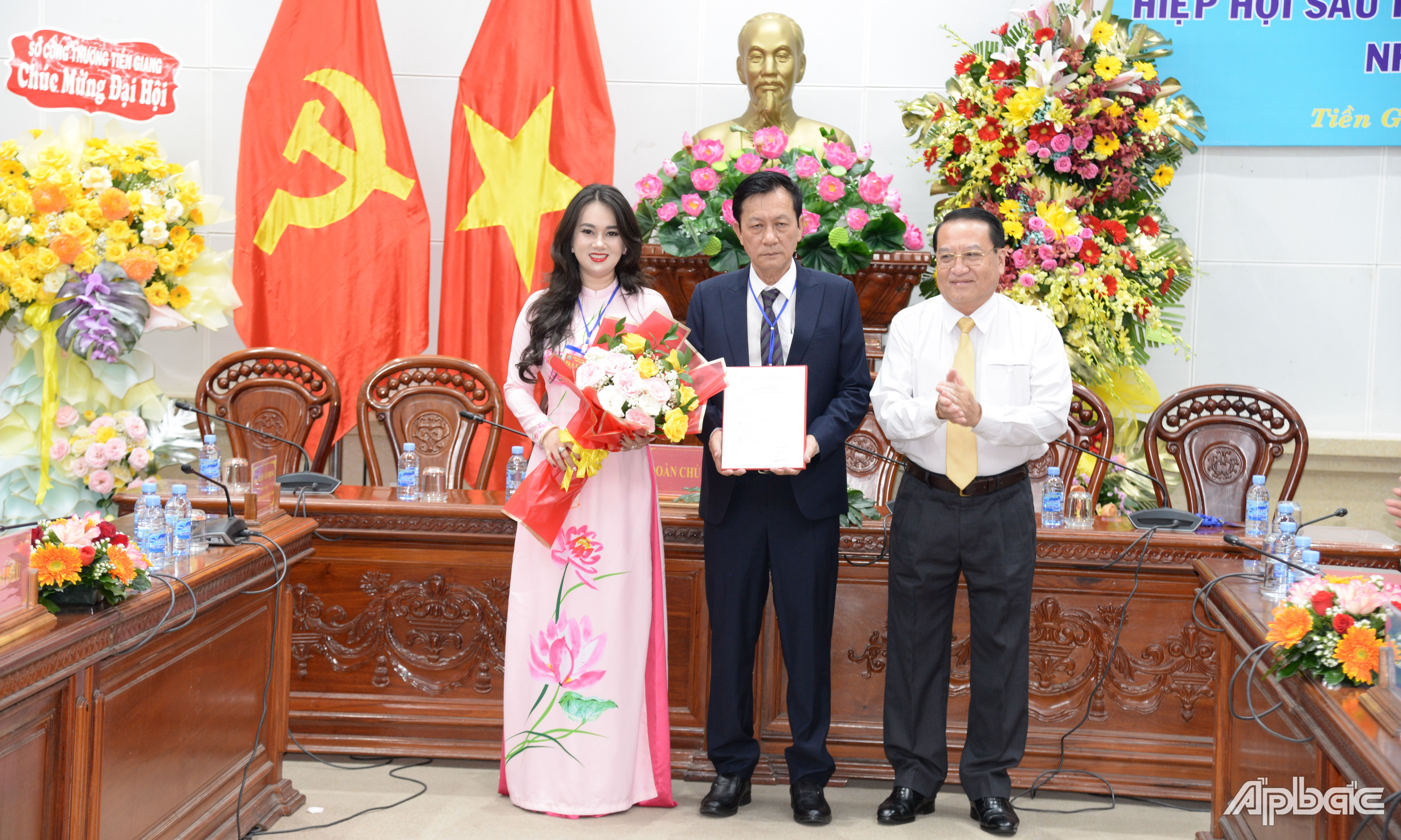 Trao quyết định của Chủ tịch UBND tỉnh Tiền Giang về việc thành lập Hiệp hội.