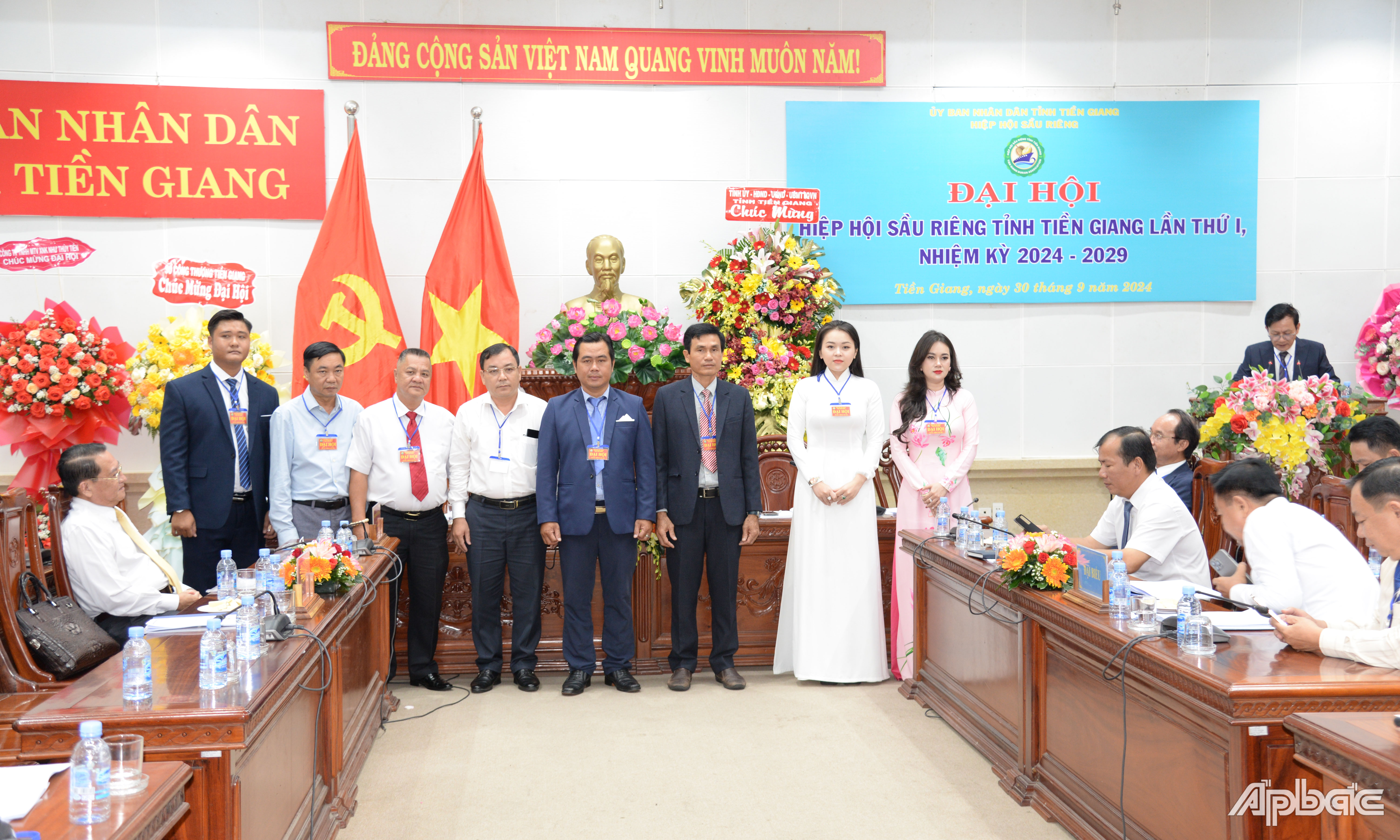 Ban Chấp hành Hiệp hội ra mắt đại hội.