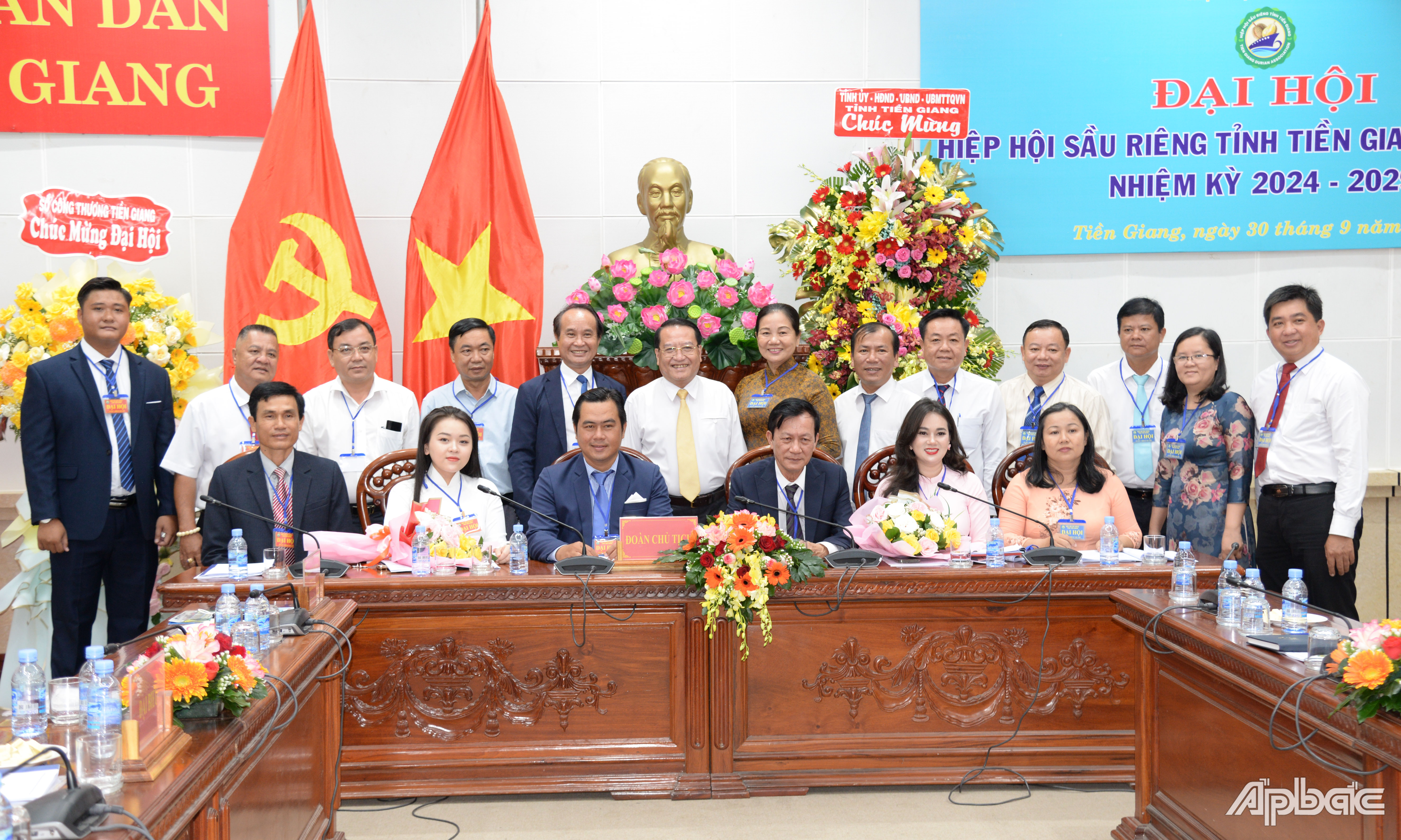 Các đại biểu chụp ảnh lưu niệm.