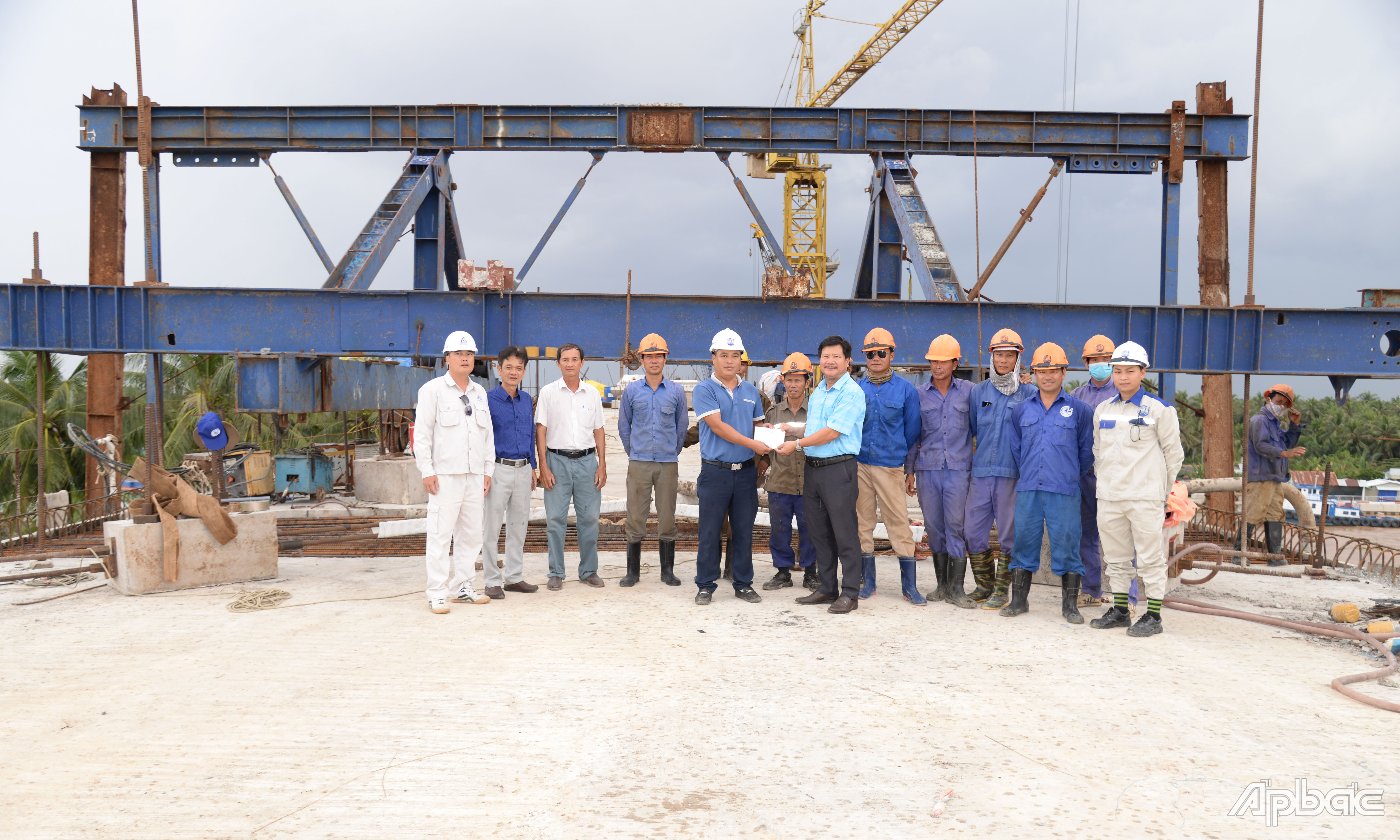 Lãnh đạo Ban Quản lý dự án tặng quà cán bộ, kỹ sư, công nhân đơn vị tư vấn, giám sát và nhà thầu thi công cầu Chợ Gạo.