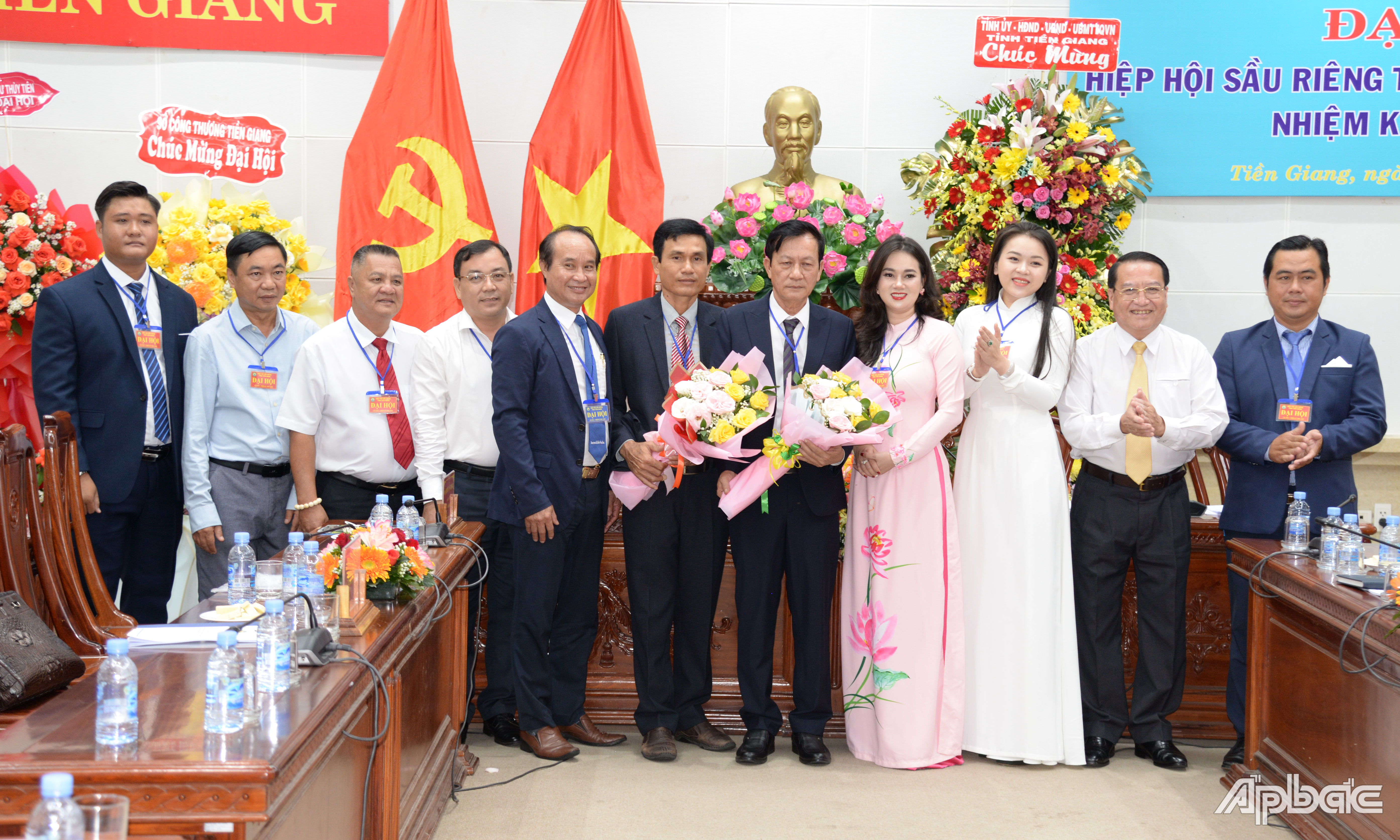 Lãnh đạo UBND tỉnh tặng hoa chúc mừng Ban Chấp hành Hiệp hội.