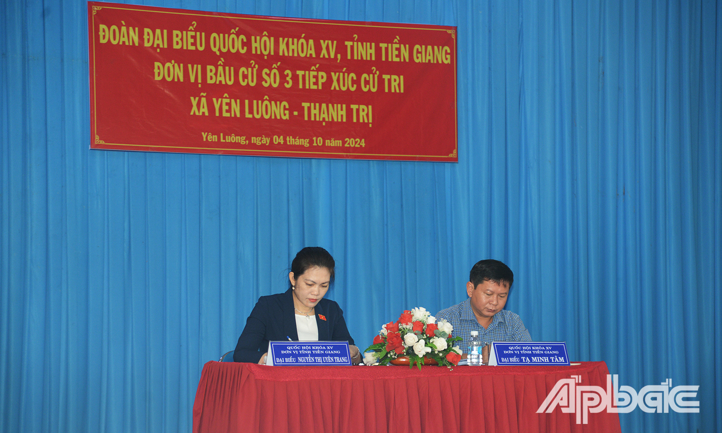 Các đại biểu làm việc tại buổi tiếp xúc.