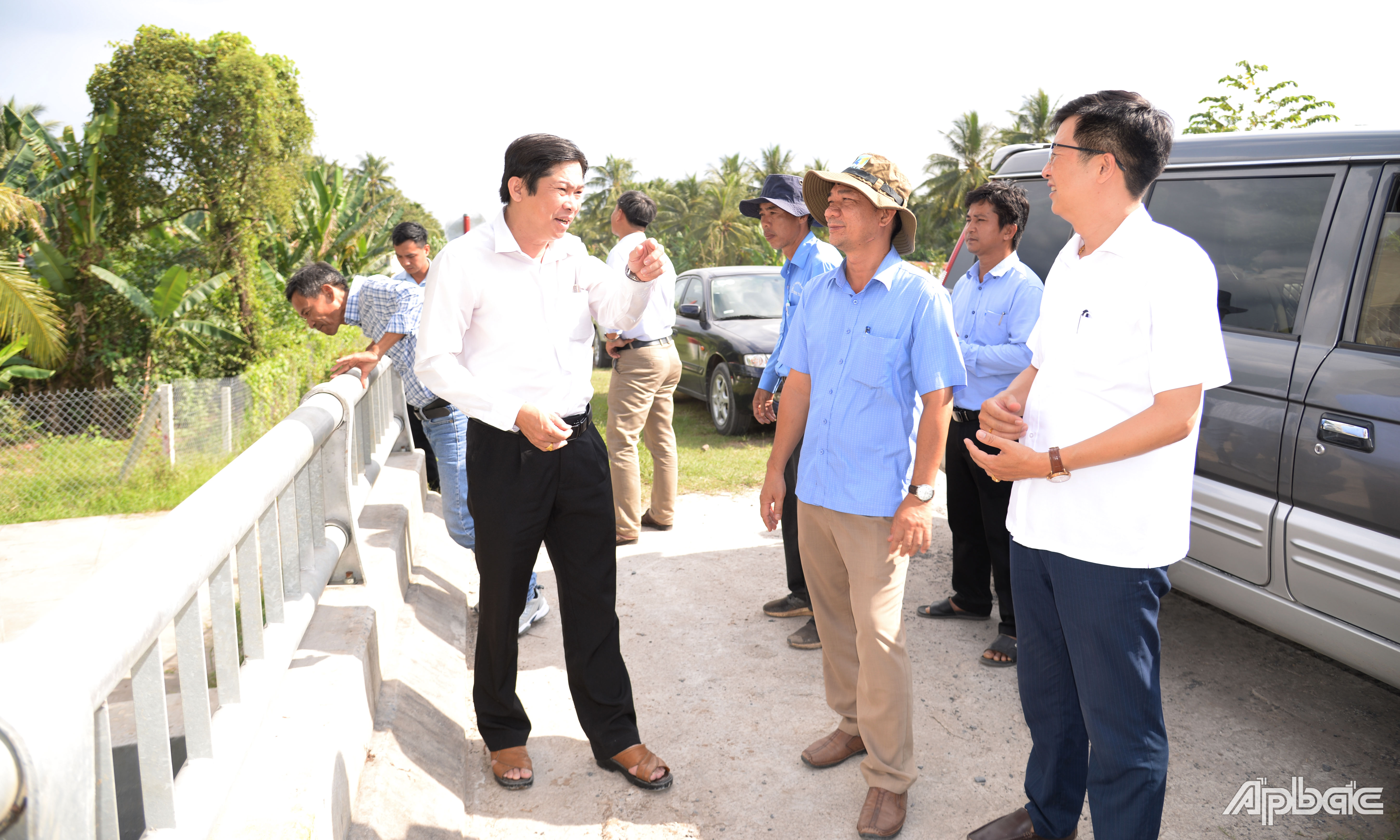 Ban Quản lý dự án cùng các nhà thầu, chính quyền địa phương kiểm tra thực tế tại gói thầu.