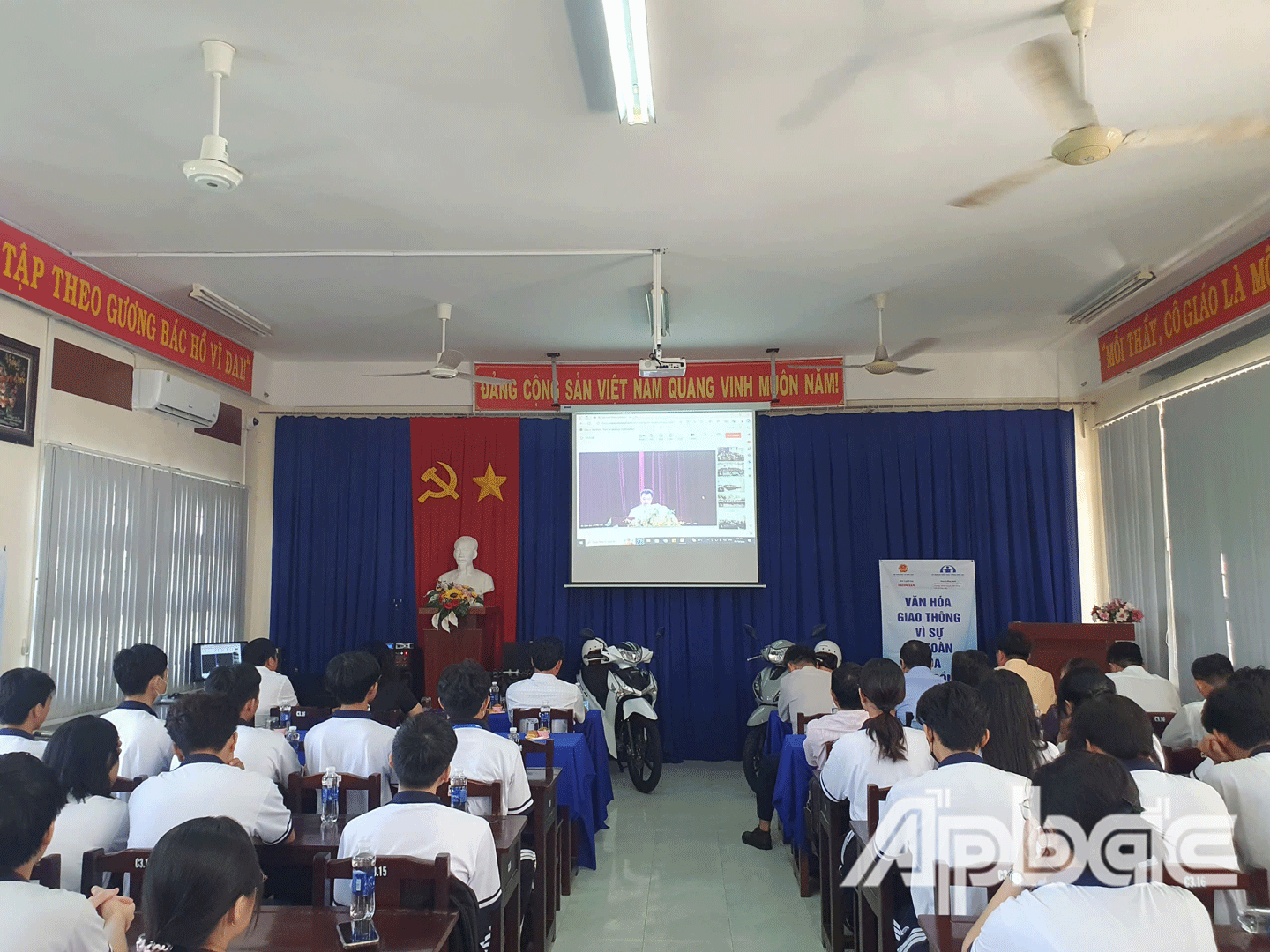 Quang cảnh lễ phát động. 