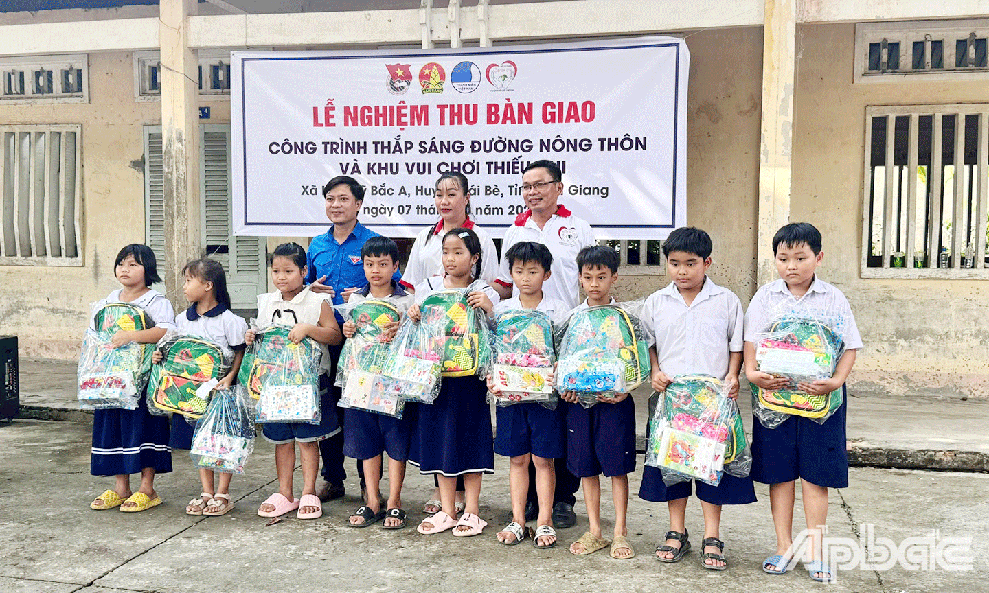 Đơn vị tài trợ  trao quà cặp sách và dụng cụ học tập cho các em học sinh thuộc diện hộ nghèo, cận nghèo, hộ khó khăn trên địa bàn. 