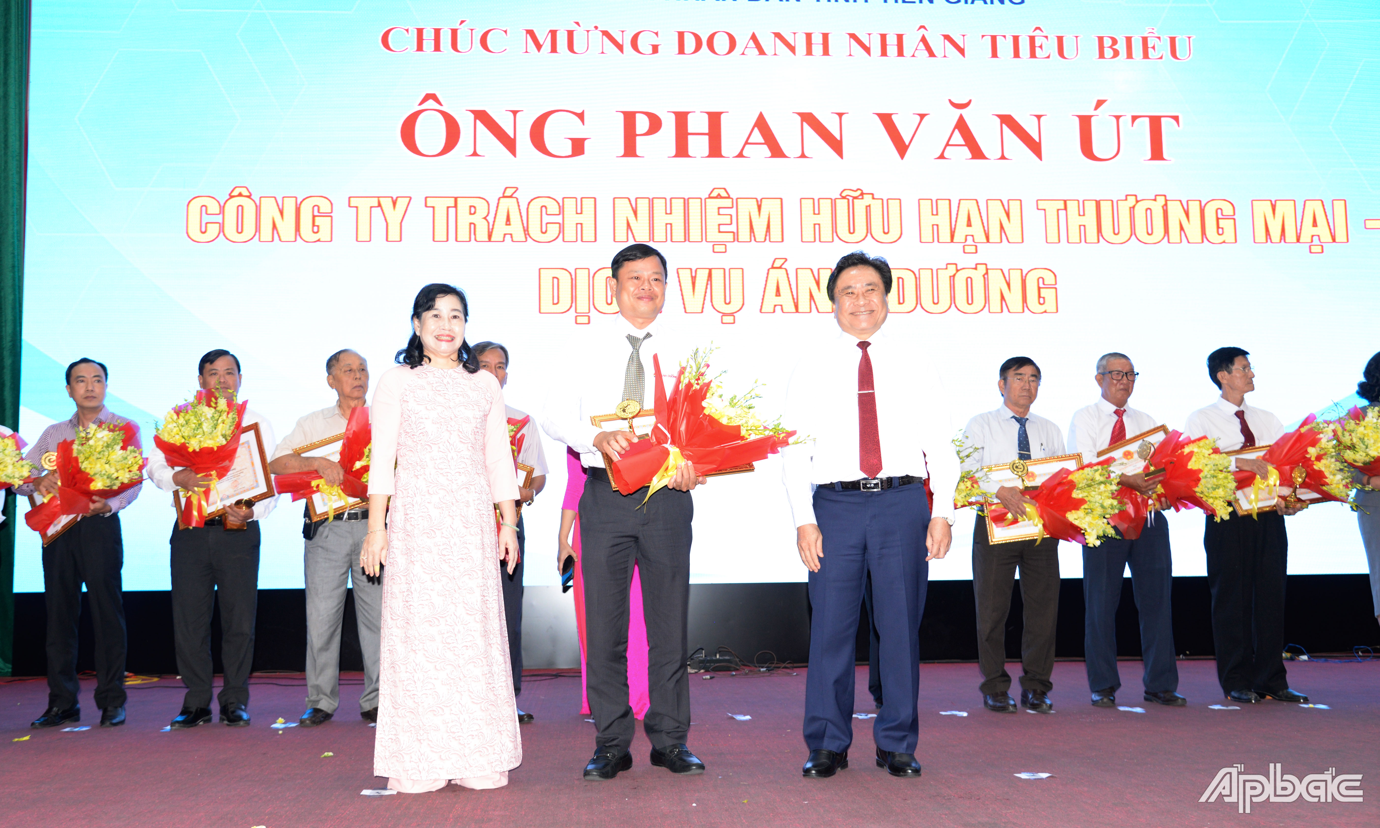Trao Bằng chứng nhận danh hiệu “Doanh nhân tiêu biểu tỉnh Tiền Giang” cho các doanh nhân.