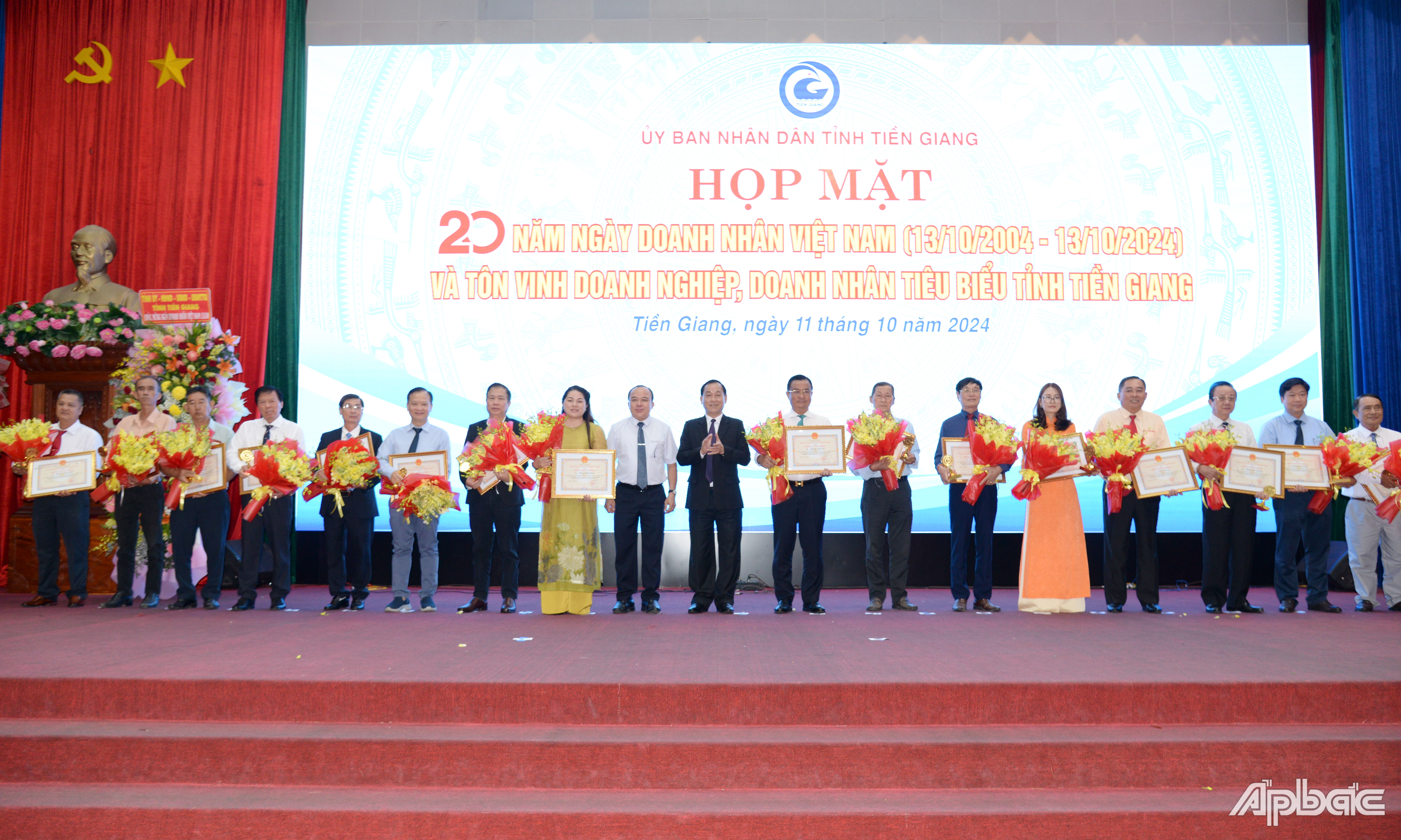 Trao Bằng chứng nhận danh hiệu “Doanh nhân tiêu biểu tỉnh Tiền Giang” cho các doanh nhân.