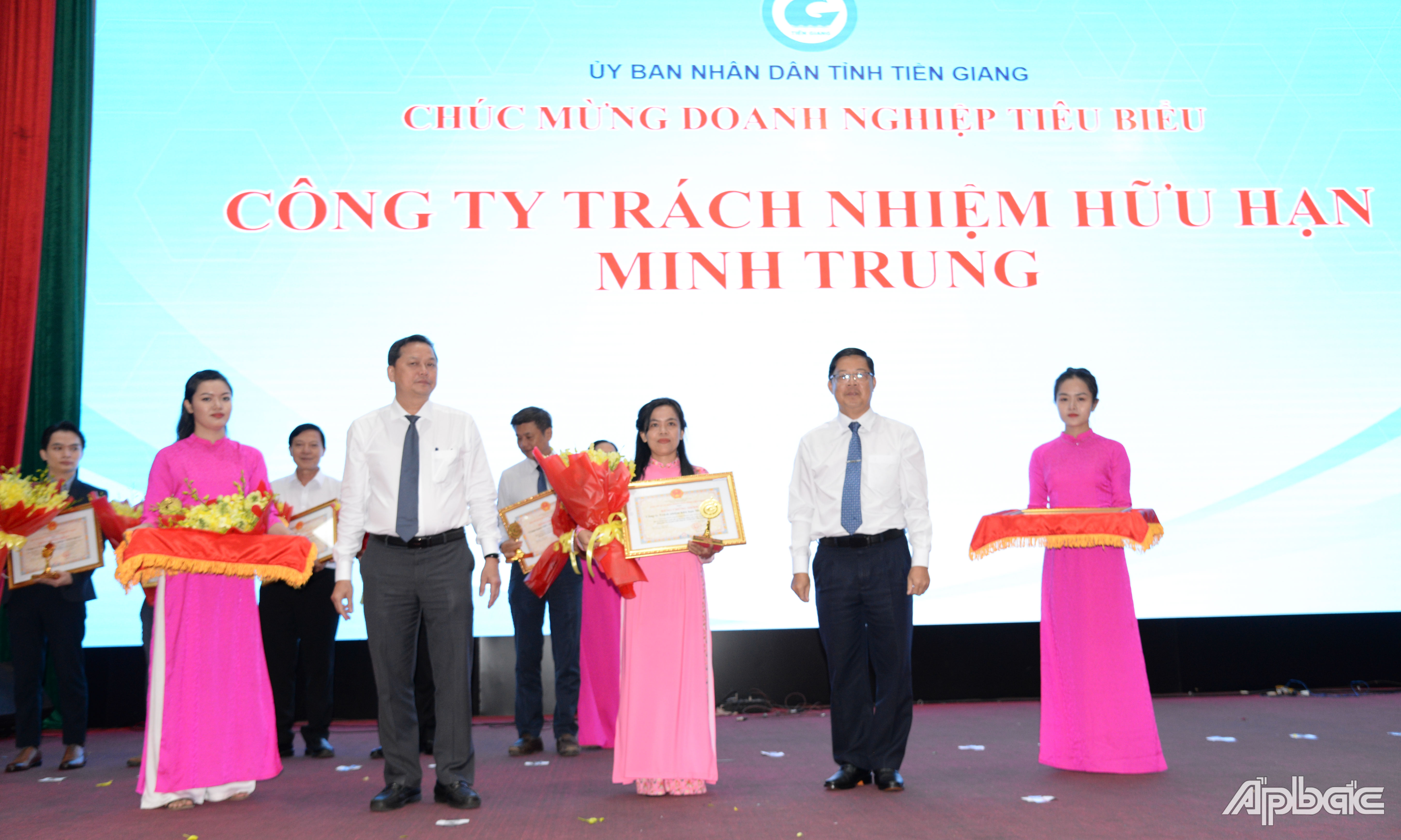 Trao Bằng chứng nhận danh hiệu “Doanh nghiệp hoạt động sản xuất, kinh doanh tiêu biểu trên địa bàn tỉnh Tiền Giang” cho các DN.