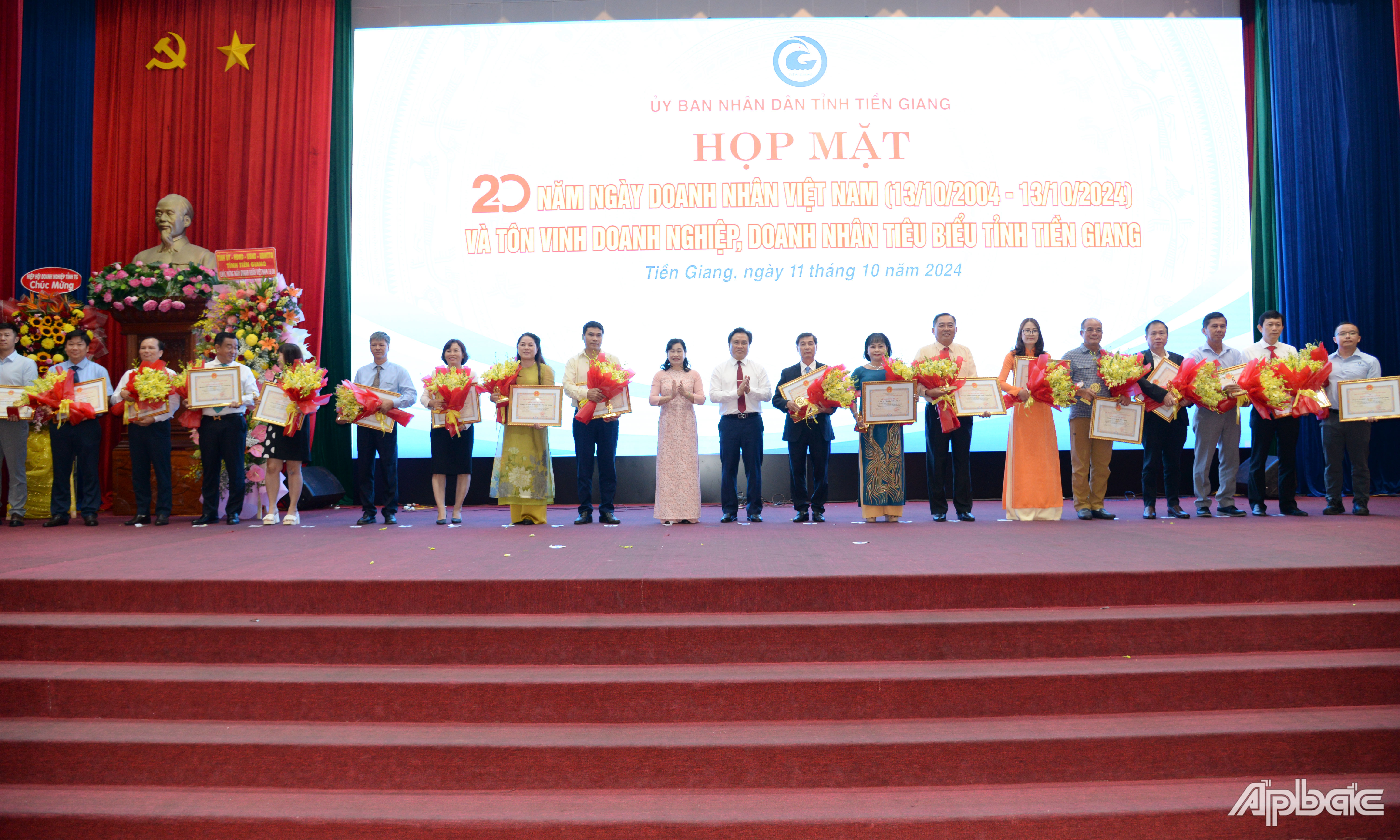 Trao Bằng chứng nhận danh hiệu “Doanh nghiệp hoạt động sản xuất, kinh doanh tiêu biểu trên địa bàn tỉnh Tiền Giang” cho các DN.