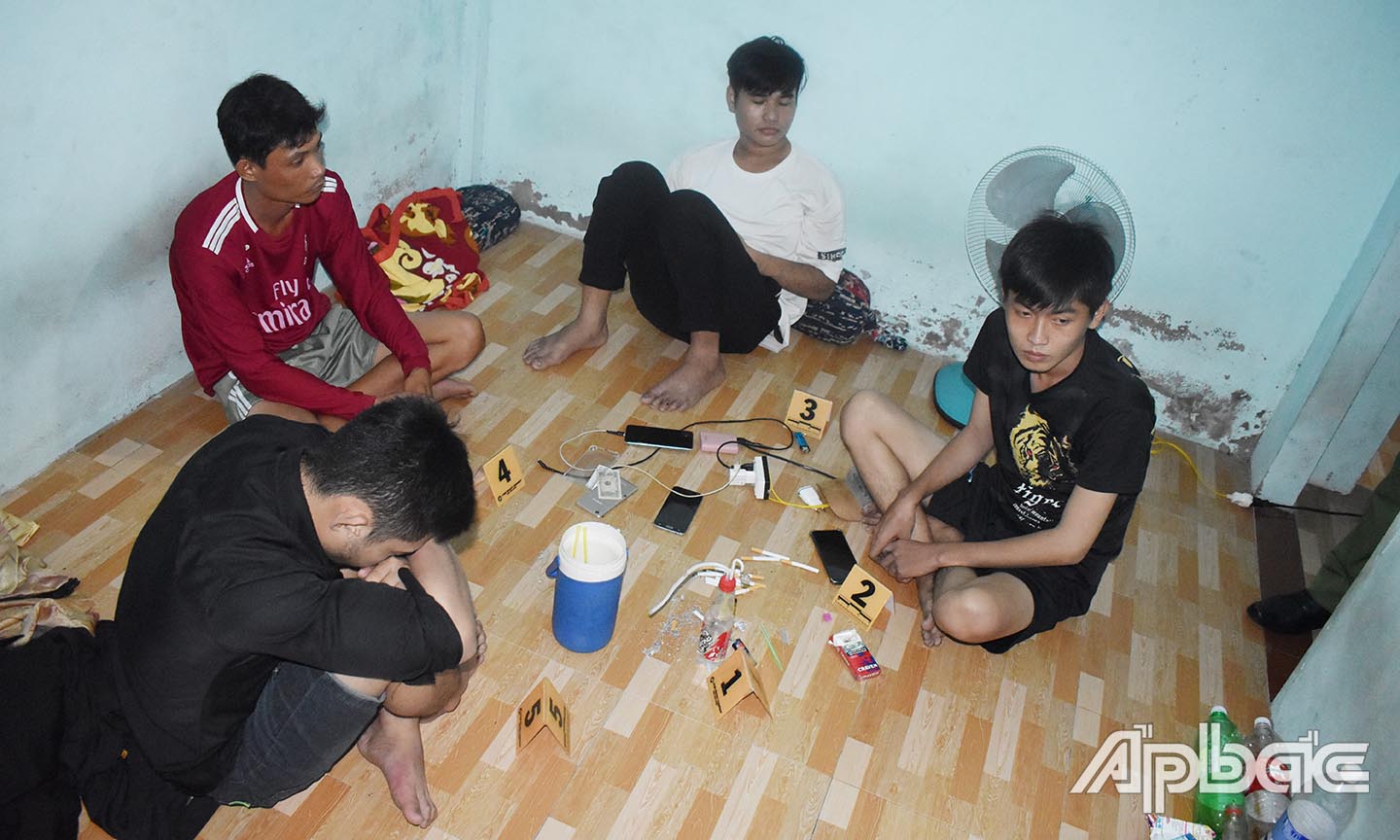 4 đối tượng bị bắt quả tang.