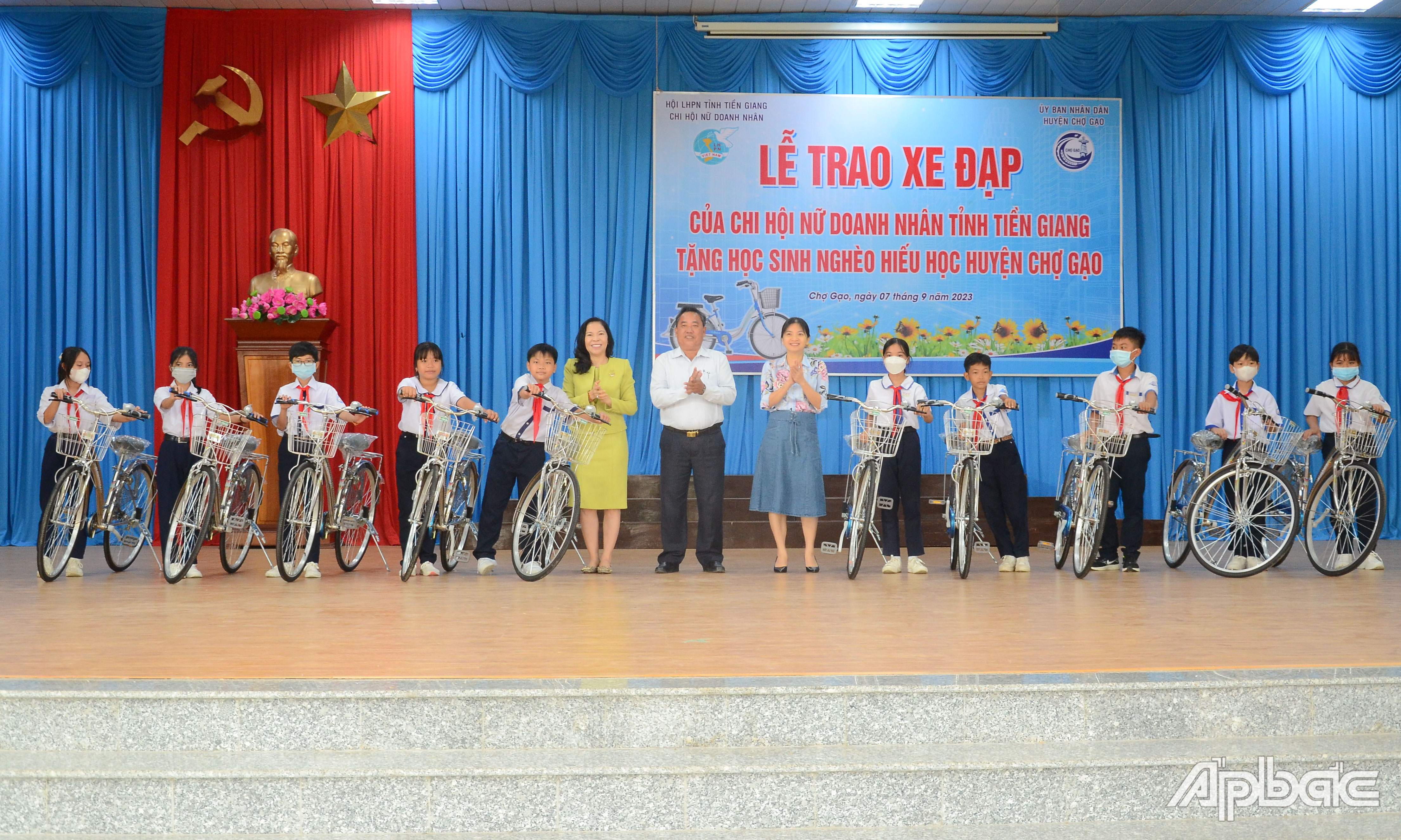 Chi hội Nữ Doanh nhân Tiền Giang trao tặng xe đạp cho trẻ em có hoàn cảnh khó khăn tại huyện Chợ Gạo.