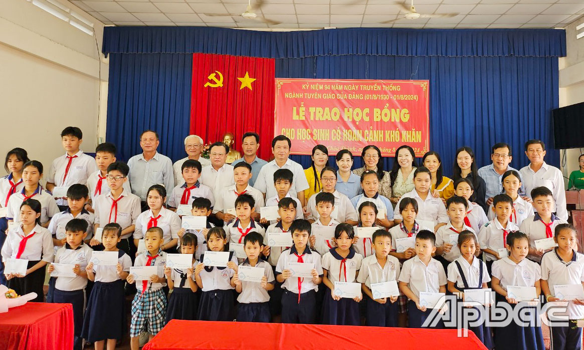 Chi hội Nữ Doanh nhân Tiền Giang phối hợp với các đơn vị trao 40 suất học bổng cho các em học sinh có hoàn cảnh khó khăn tại huyện Châu Thành.
