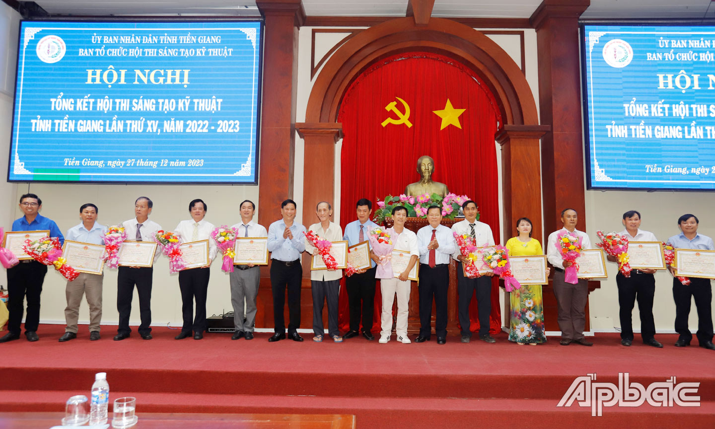 Tác giả Nguyễn Ngọc Quyền (thứ 5 từ phải qua) và Nguyễn Thị Kim Thoa (thứ 4 từ phải qua) tại Hội nghị tổng kết Hội thi Sáng tạo kỹ thuật tỉnh Tiền Giang lần thứ XV (2022 - 2023).