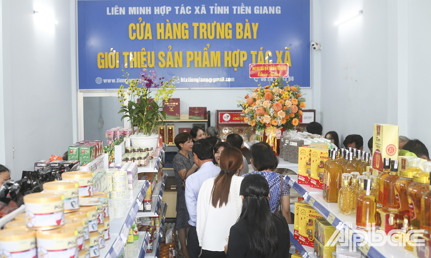 Cửa hàng trưng bày, giới thiệu sản phẩm HTX.