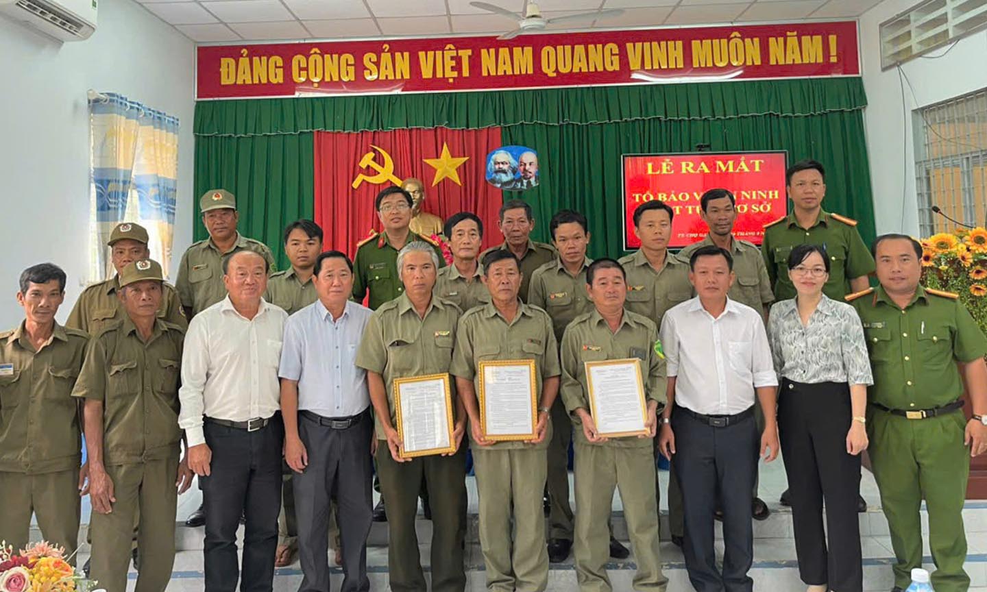 Lễ ra mắt Tổ bảo vệ ANTT ở cơ sở thị trấn Chợ Gạo.