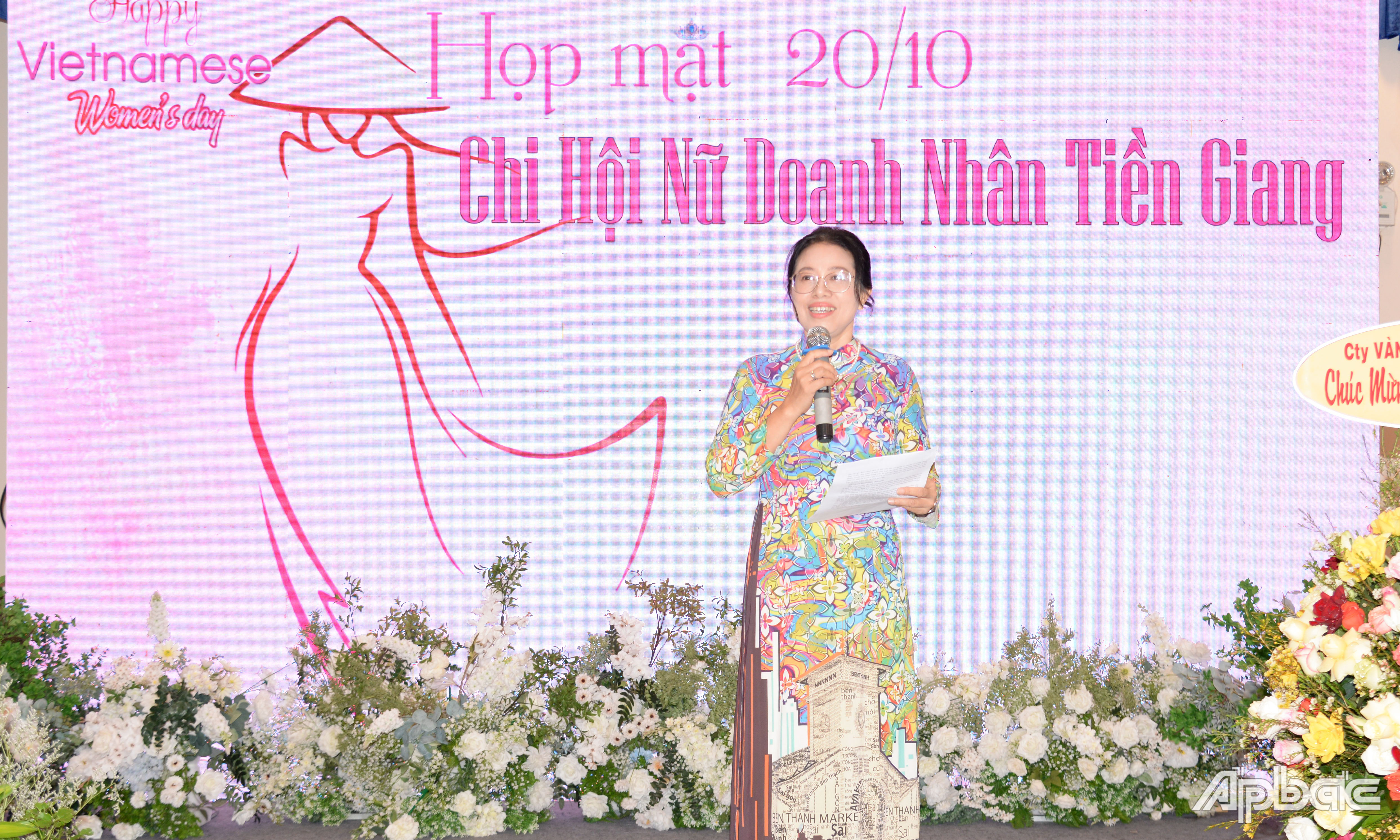 Bà Nguyễn Thị Tuyết, Chủ tịch Chi hội Nữ doanh nhân tỉnh Tiền Giang phát biểu tại buổi họp mặt.