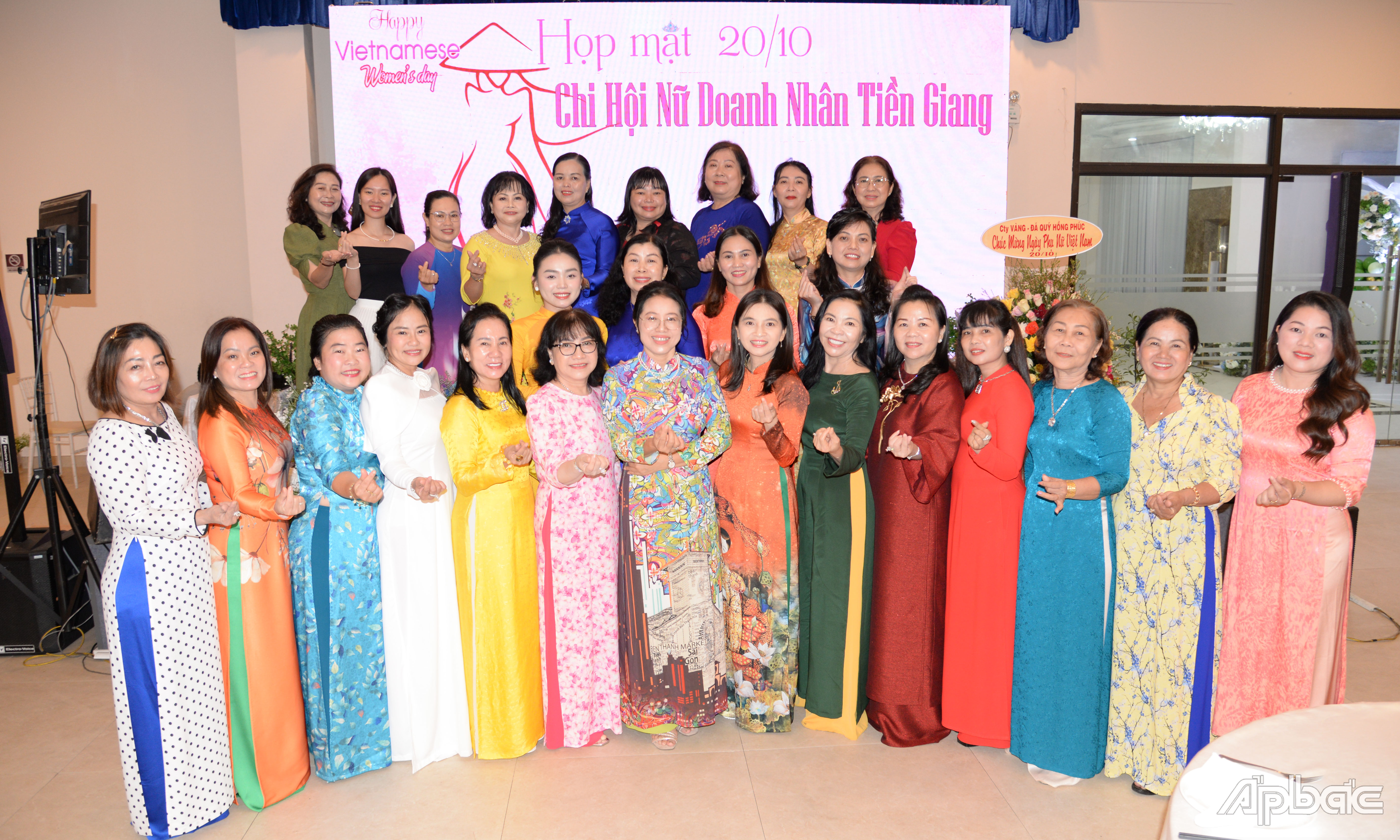 Các đại biểu chụp ảnh lưu niệm.
