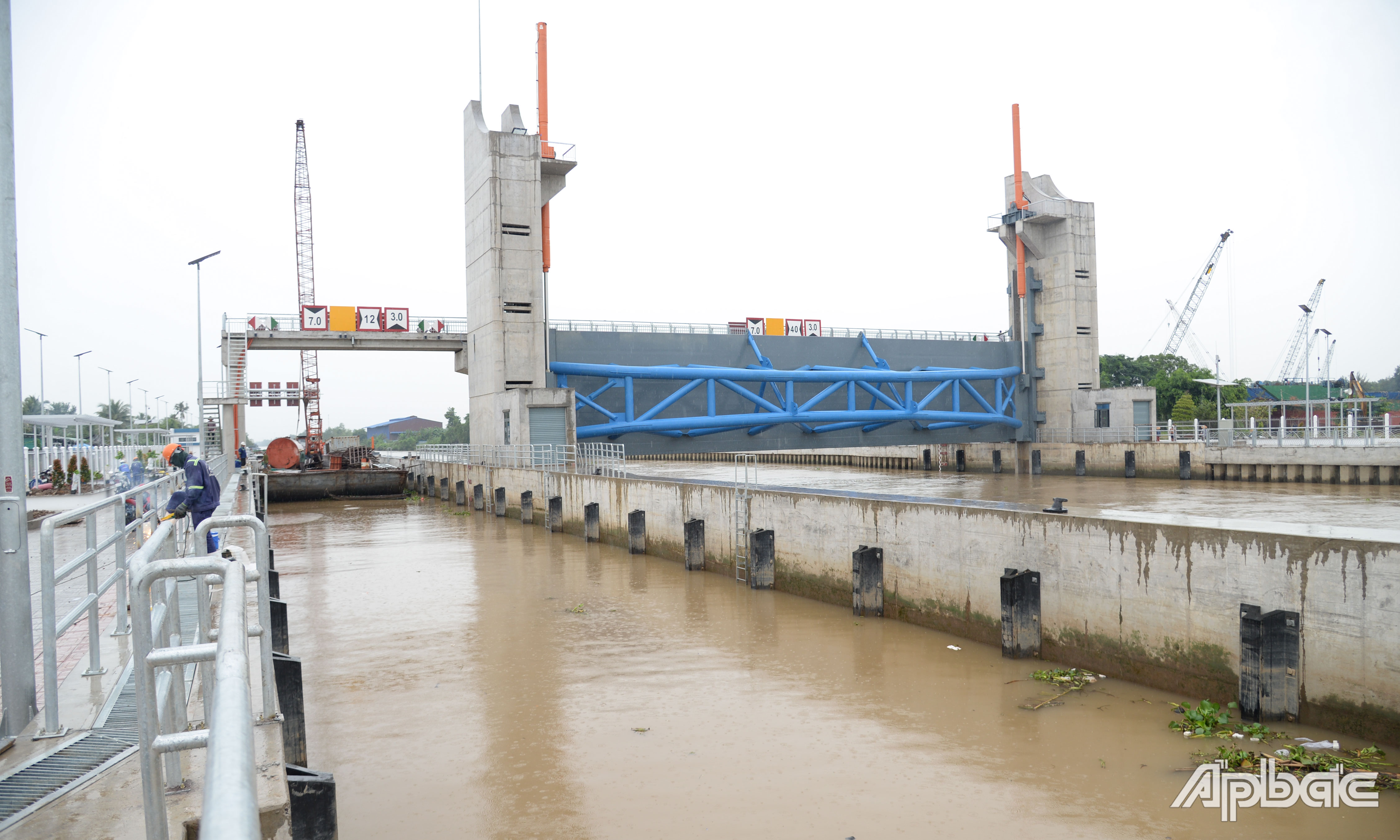 Khi cửa cống đóng ngăn mặn, âu thuyền sẽ hoạt động giúp tàu, thuyền có thể qua lại.