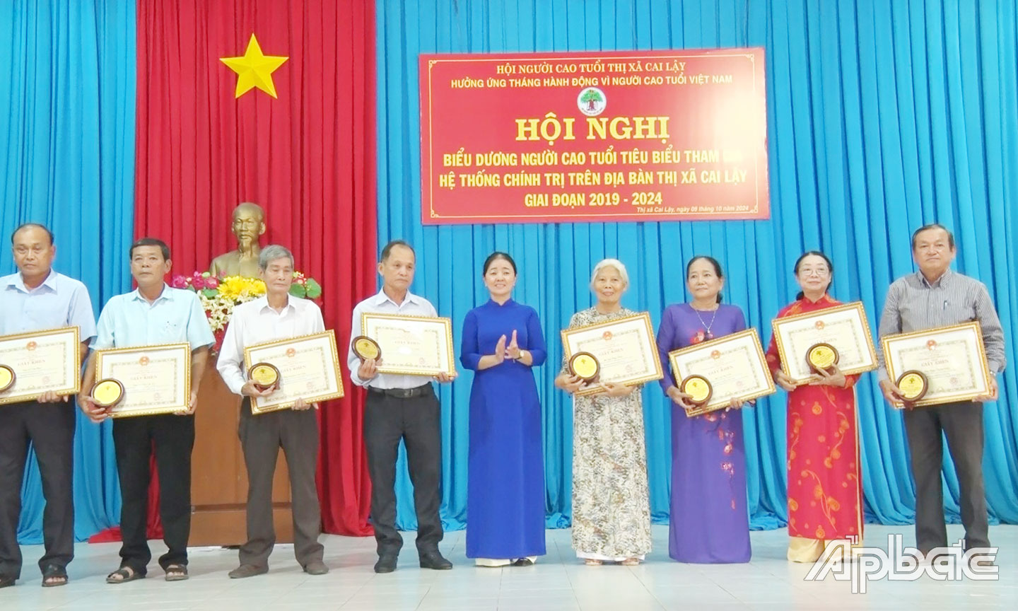 Trưởng Ban Dân vận Thị ủy Cai Lậy Trần Kim Phượng trao Giấy khen của UBND thị xã cho các cá nhân có thành tích xuất sắc trong tham gia xây dựng hệ thống chính trị cơ sở giai đoạn 2019 - 2024.