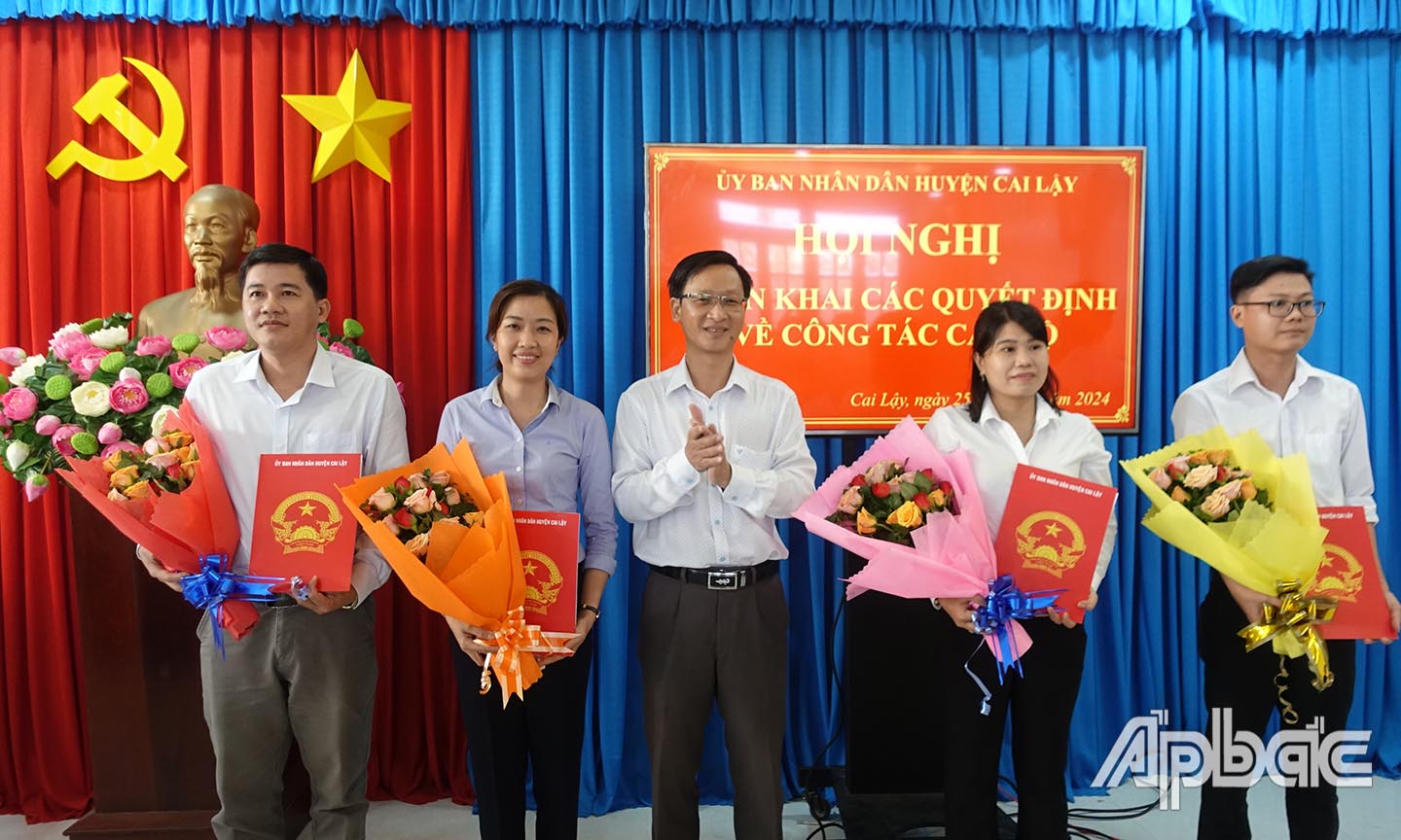 Đồng chí Huỳnh Vũ Phương trao quyết định cho các cán bộ.