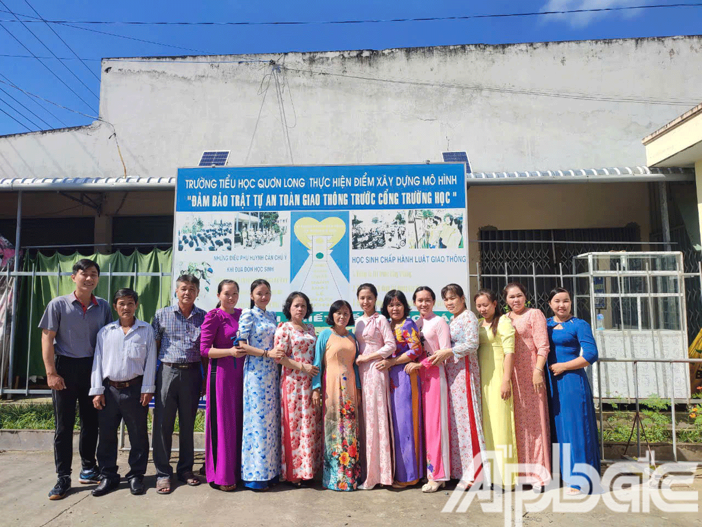 Thời gian qua, Trường Tiểu học Quơn Long thực hiện có hiệu quả mô hình Cổng trường An toàn giao thông. 
