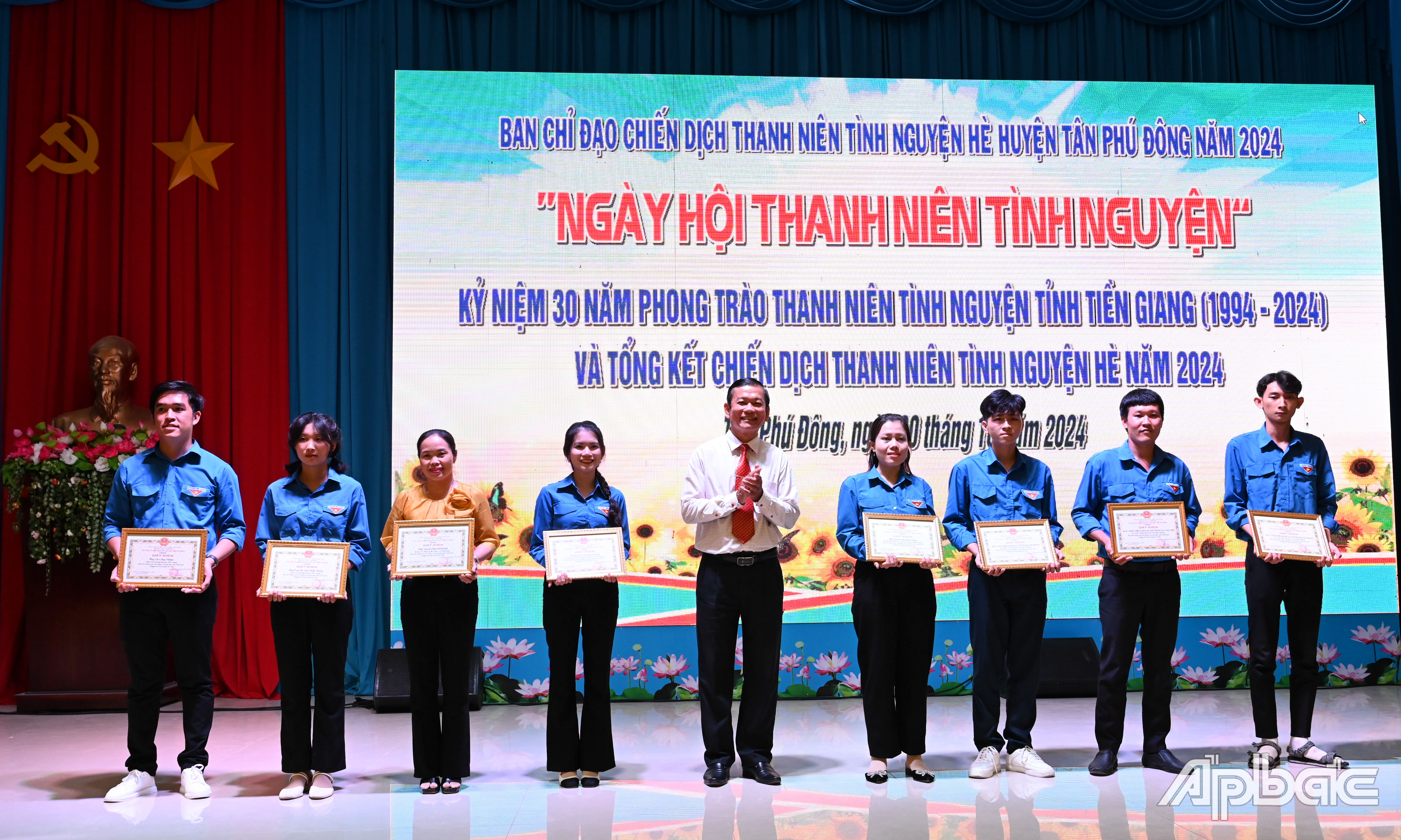 Khen thưởng các tập thể, cá nhân.