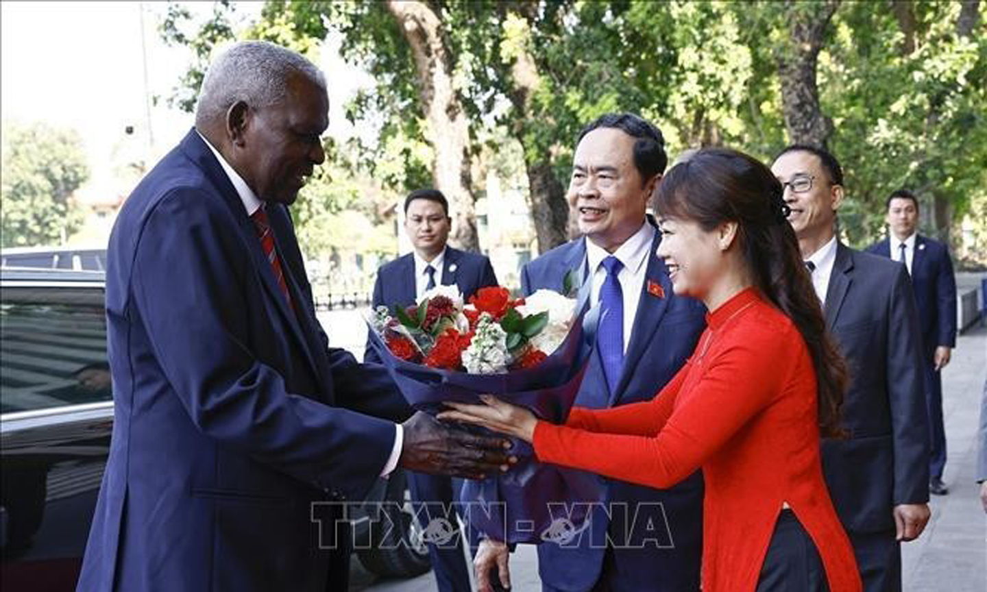 President of the National Assembly of People’s Power of Cuba Esteban Lazo Hernandez (left) is welcomed by Chairman of the National Assembly of Vietnam Tran Thanh Man (third from left) in Hanoi on November 2. (Photo: VNA).
