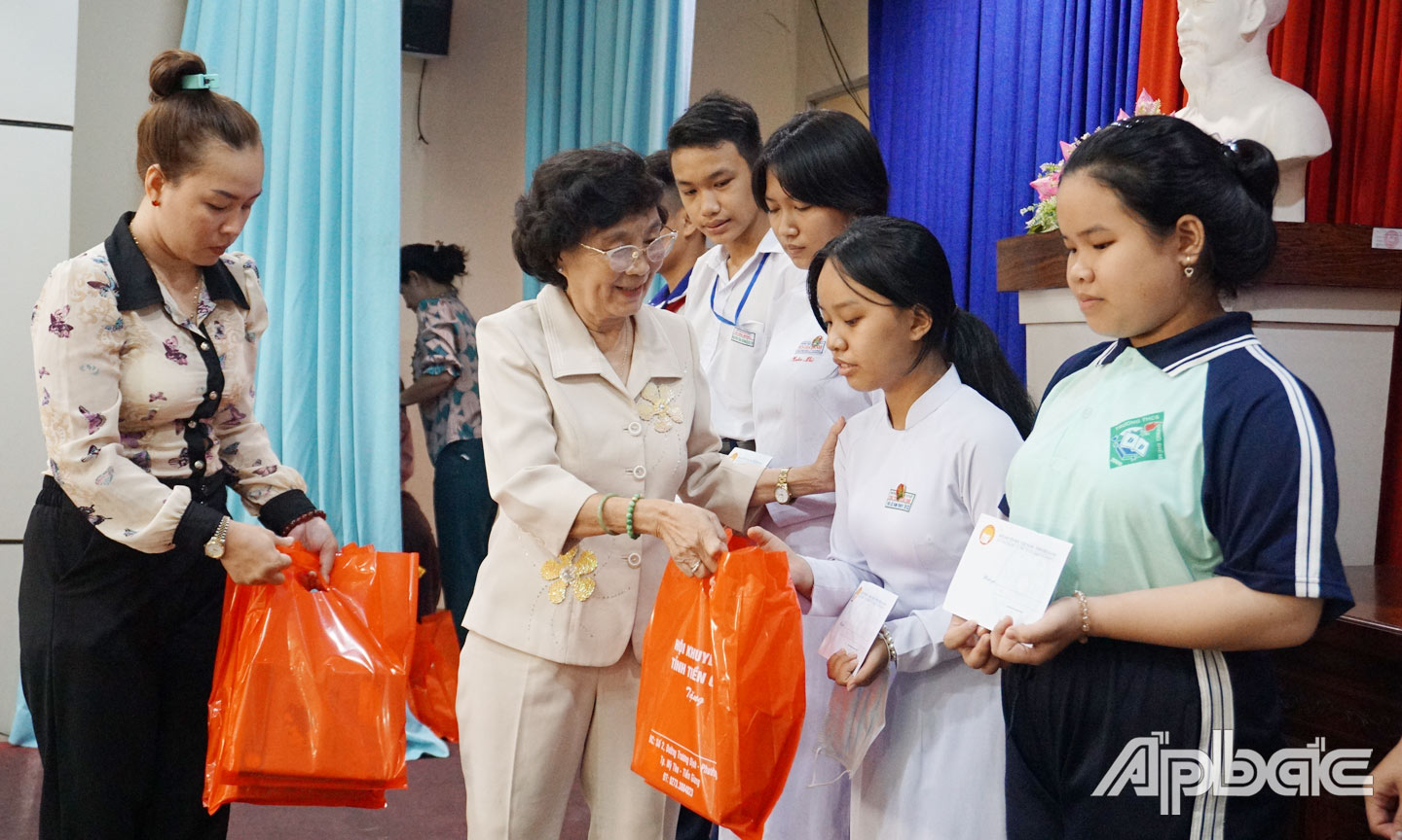 Đồng chí Đồng Thị Bạch Tuyết trao học bổng cho học sinh có hoàn cảnh khó khăn.