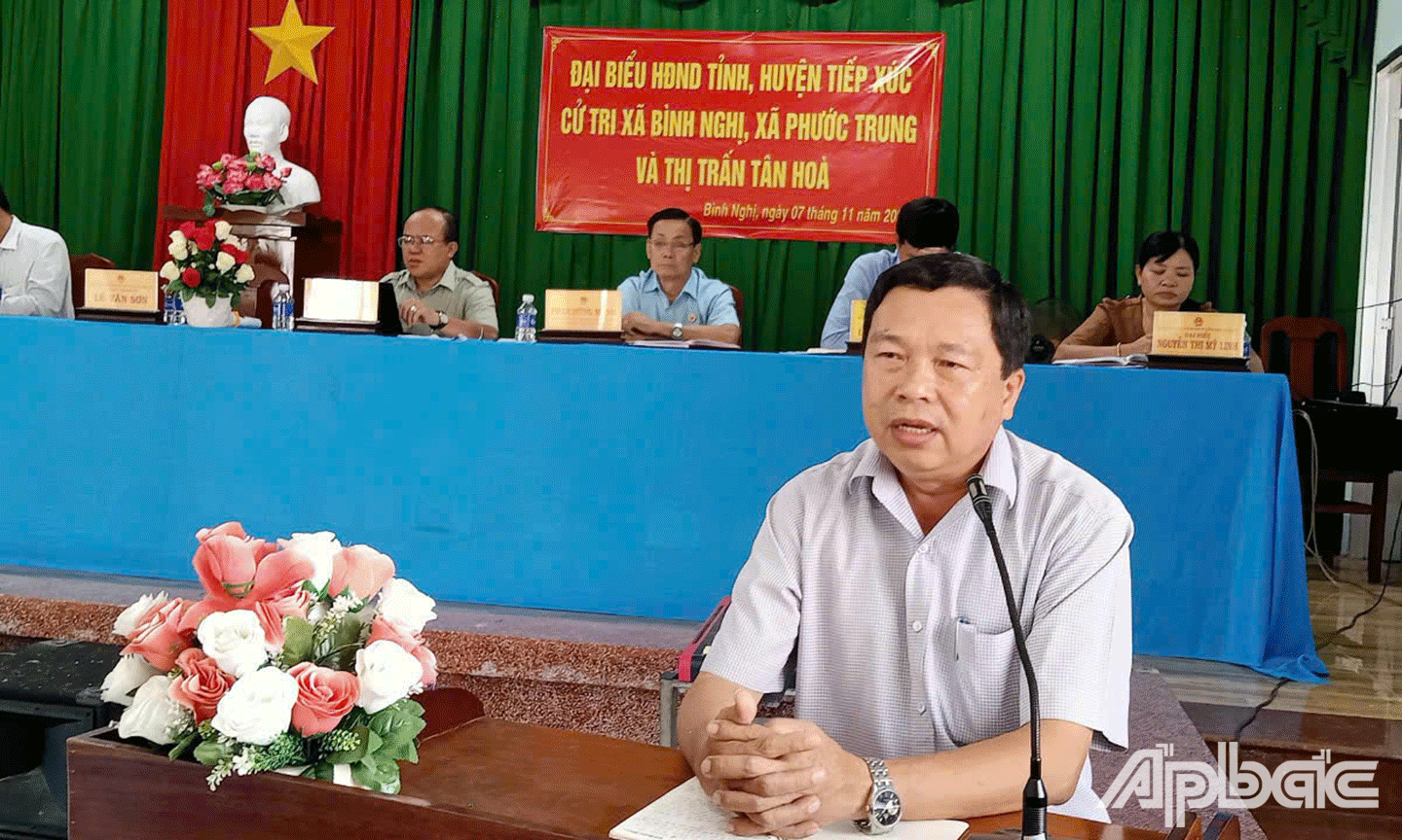 Đồng chí Lê Văn Sơn, Chủ tịch UBND huyện Gò Công Đông trả lời cử tri trong buổi tiếp xúc