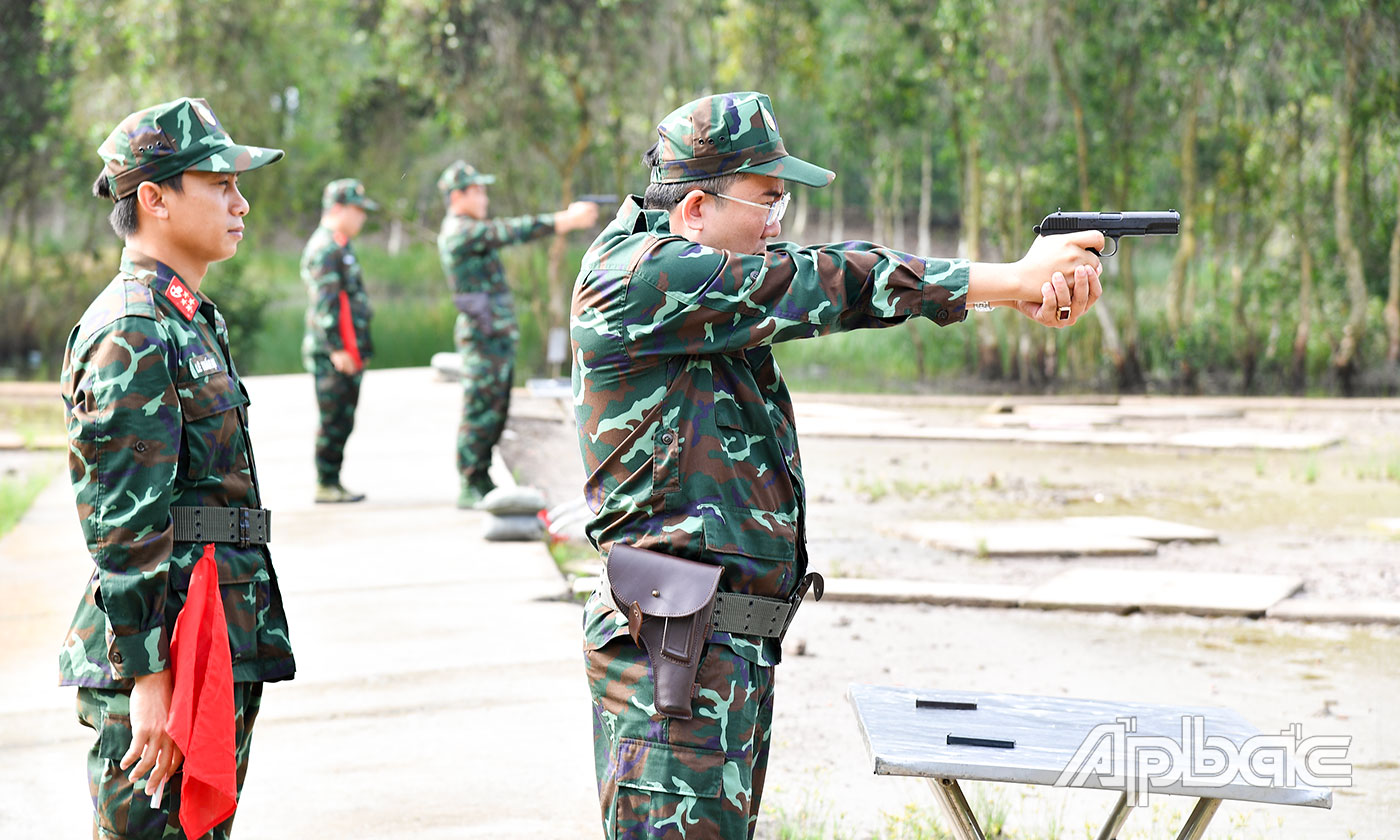 Kiểm tra bắn đạn thật súng ngắn K54 cho đối tượng sĩ quan.