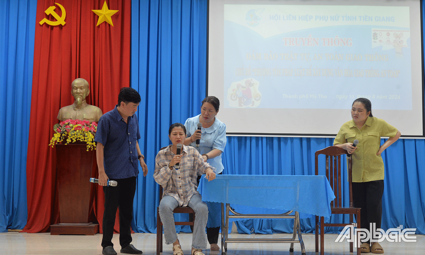 Tuyên truyền pháp luật bằng tiểu phẩm.