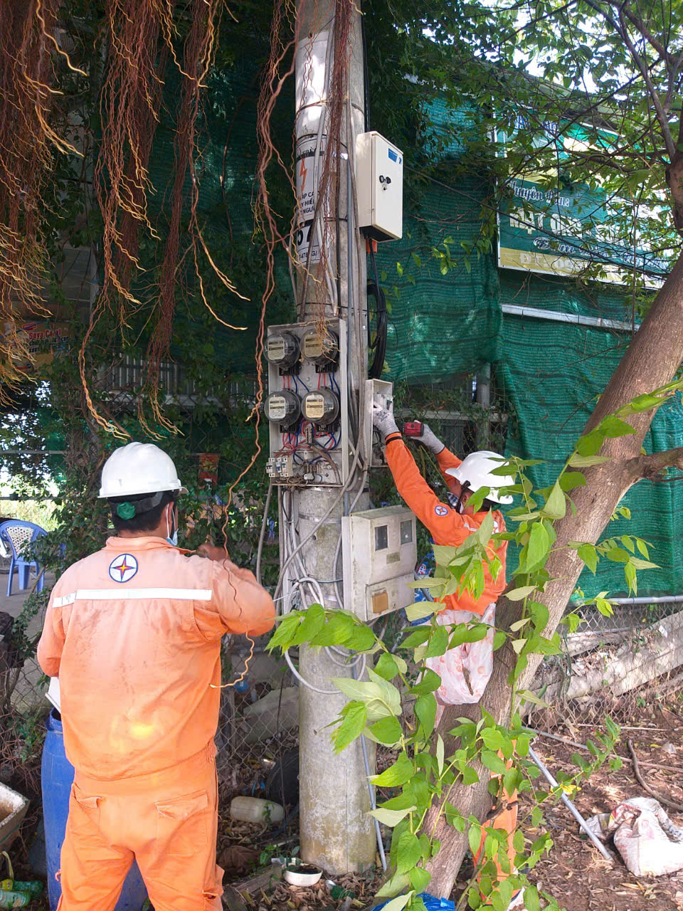 Công ty Điện lực Tiền Giang lắp đặt công tơ điện tử có chức năng đo xa.