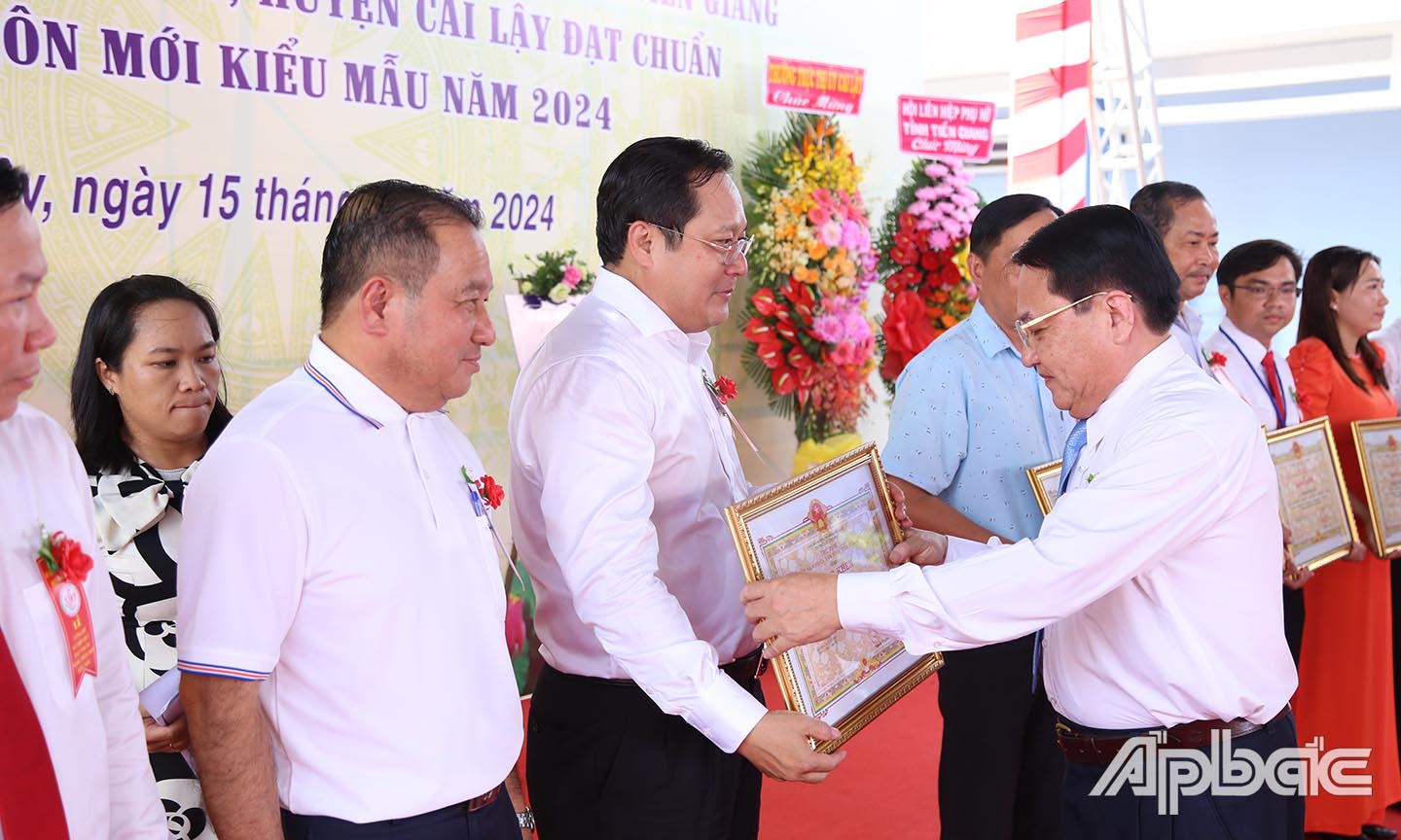 Đồng chí Nguyễn Văn Vĩnh trao Bằng khen của UBND tỉnh tặng các cá nhân có thành tích trong phong trào xây dựng NTM kiểu mẫu.