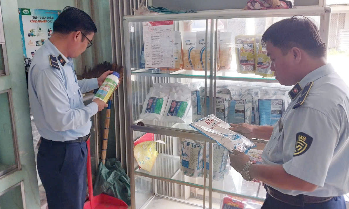 Đội QLTT số 2 kiểm tra tại cơ sở kinh doanh.