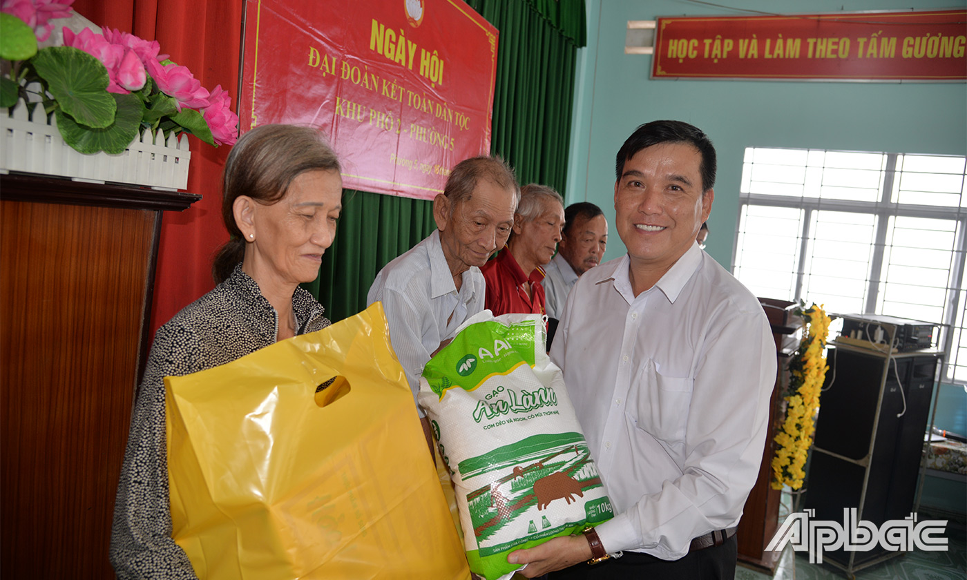 Lãnh đạo Phường 5 trao quà cho các hộ dân