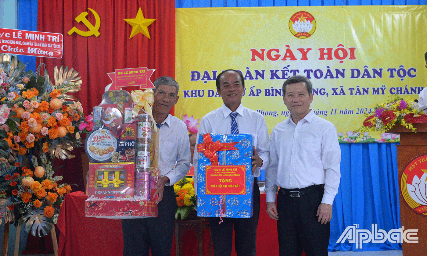 Đồng chí Lê Minh Trí tặng quà cho Ban công tác mặt  trận ấp Bình Phong.