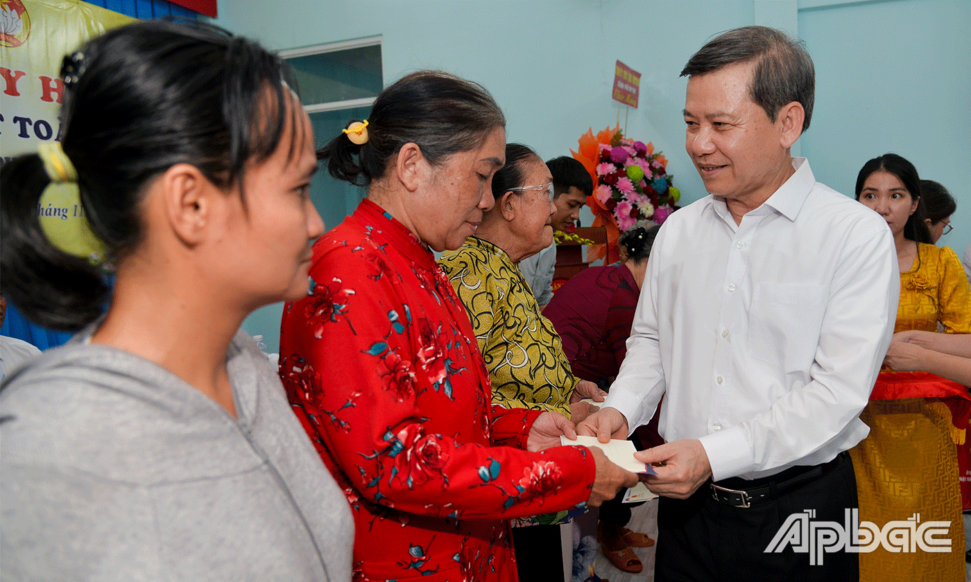 Đồng chí Lê Minh Trí tặng quà Mẹ Việt Nam anh hùng, gia đình chính sách và hộ nghèo của xã Tân Mỹ Chánh.