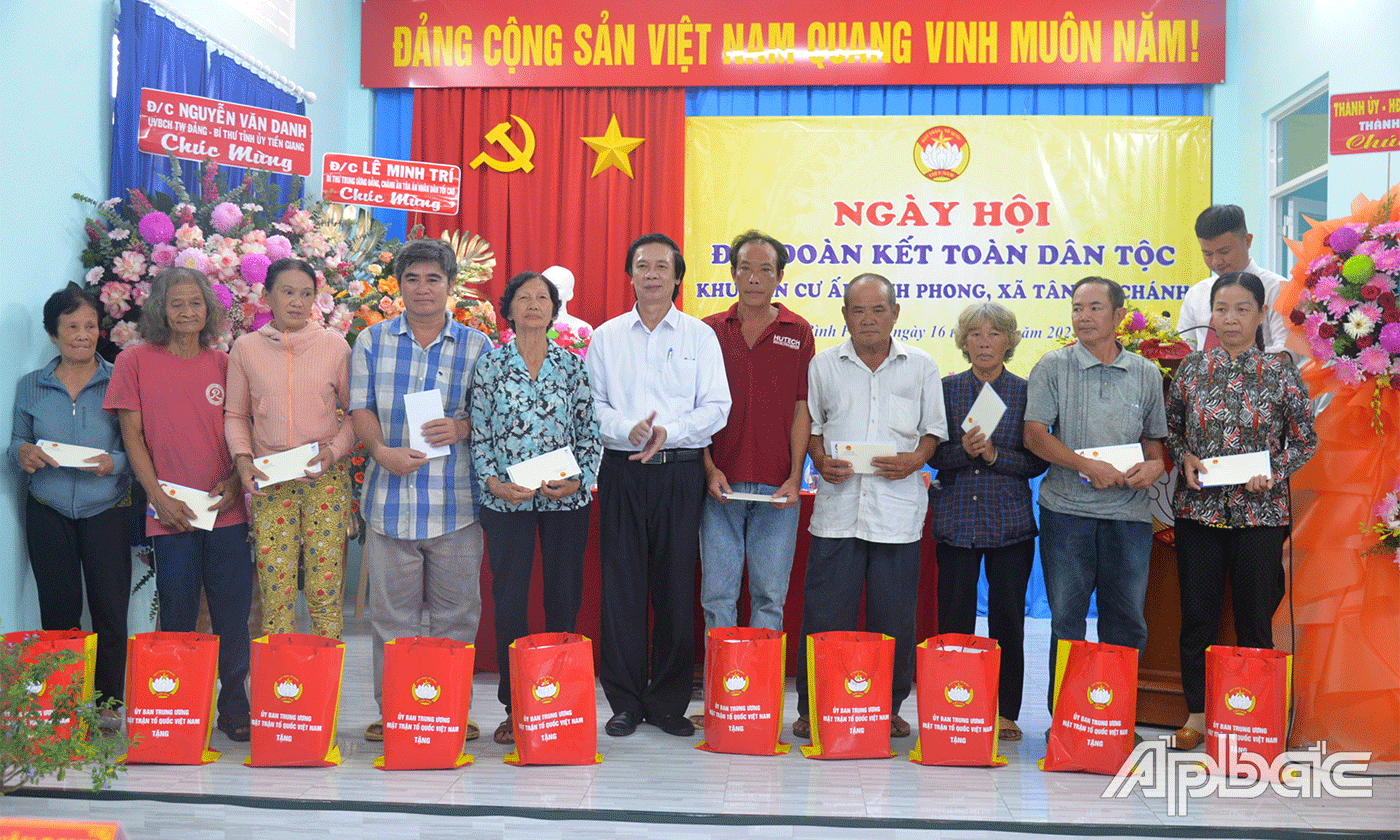 Đồng chí Nguyễn Văn Danh tặng quà cho gia đình chính sách, hộ nghèo, cạn nghèo của xã.