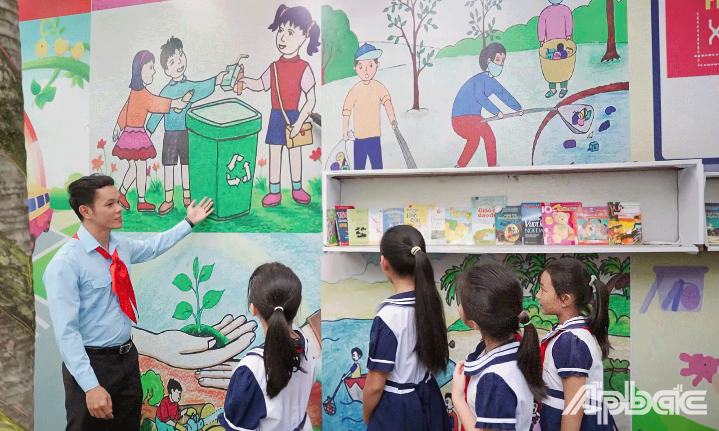 Thầy cùng học sinh trong các hoạt động sinh hoạt và rèn luyện