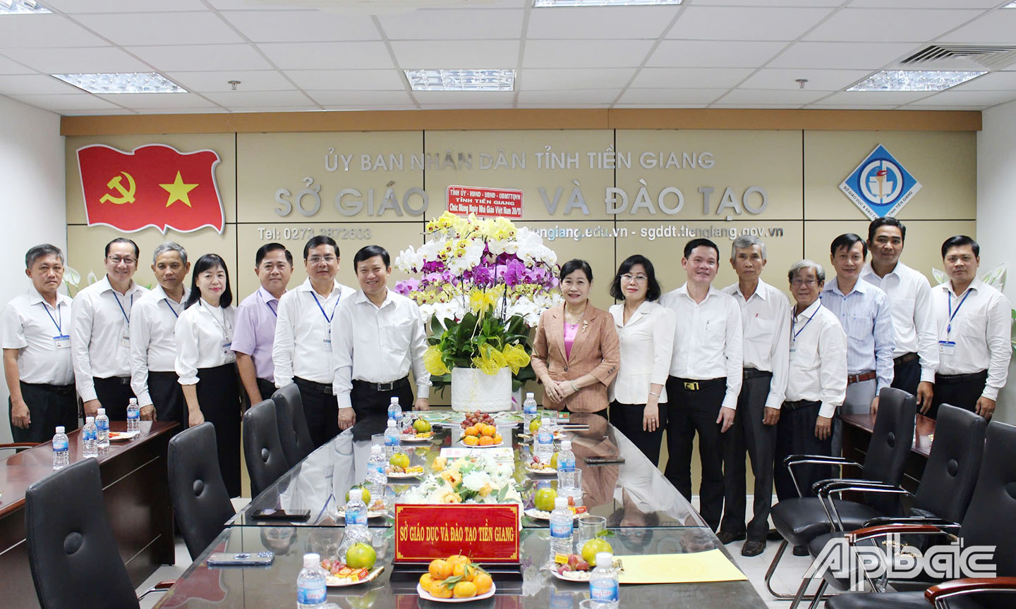 Đồng chí Châu Thị Mỹ Phương chúc mừng Sở Giáo dục và Đào tạo nhân kỷ niệm 42 năm Ngày Nhà giáo Việt Nam (20-11-1982 - 20-11-2024)