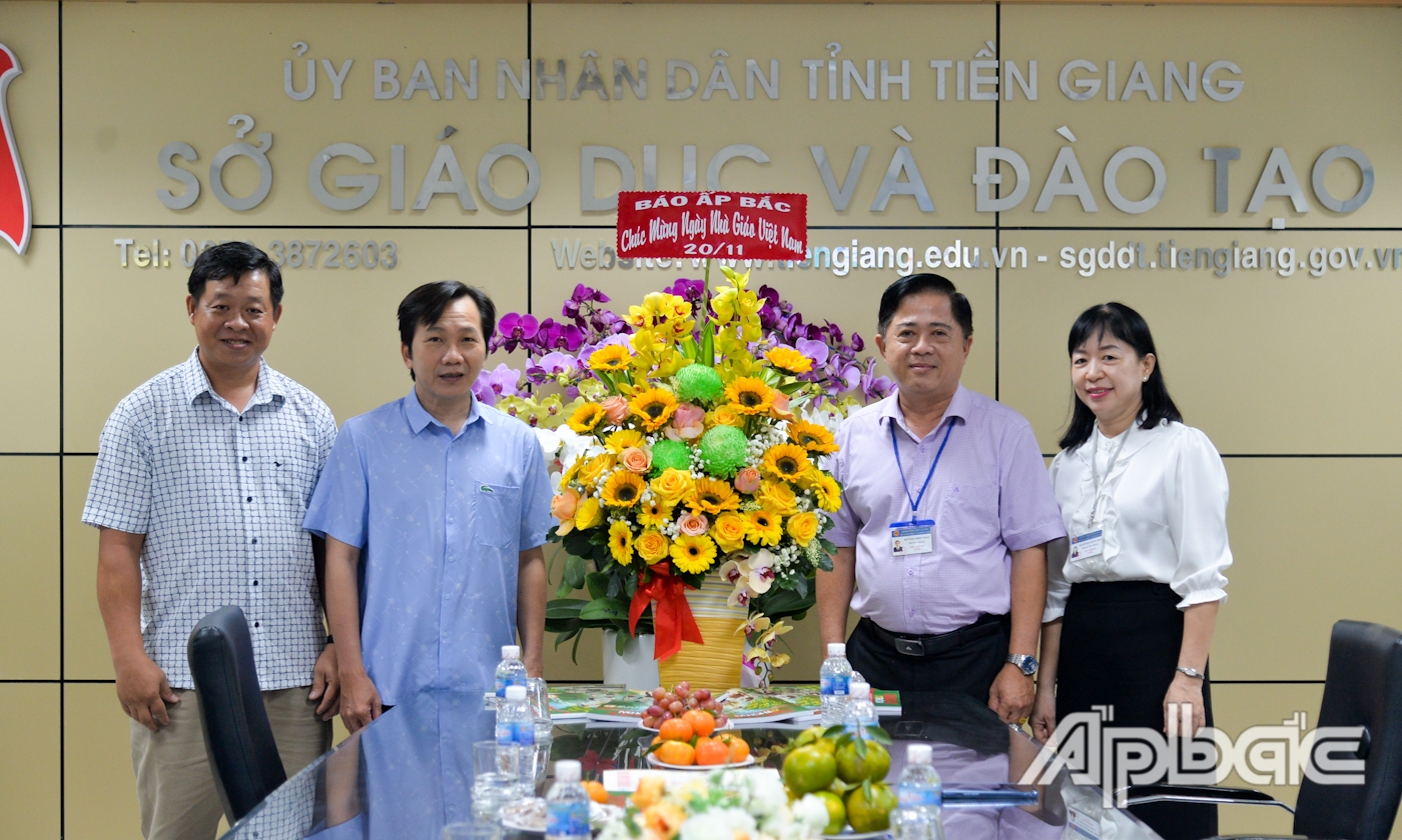 Phó Tổng Biên tập Báo Ấp Bắc Nguyễn Trọng Tấn tặng hoa chúc mừng Sở Giáo dục và Đào tạo tỉnh Tiền Giang